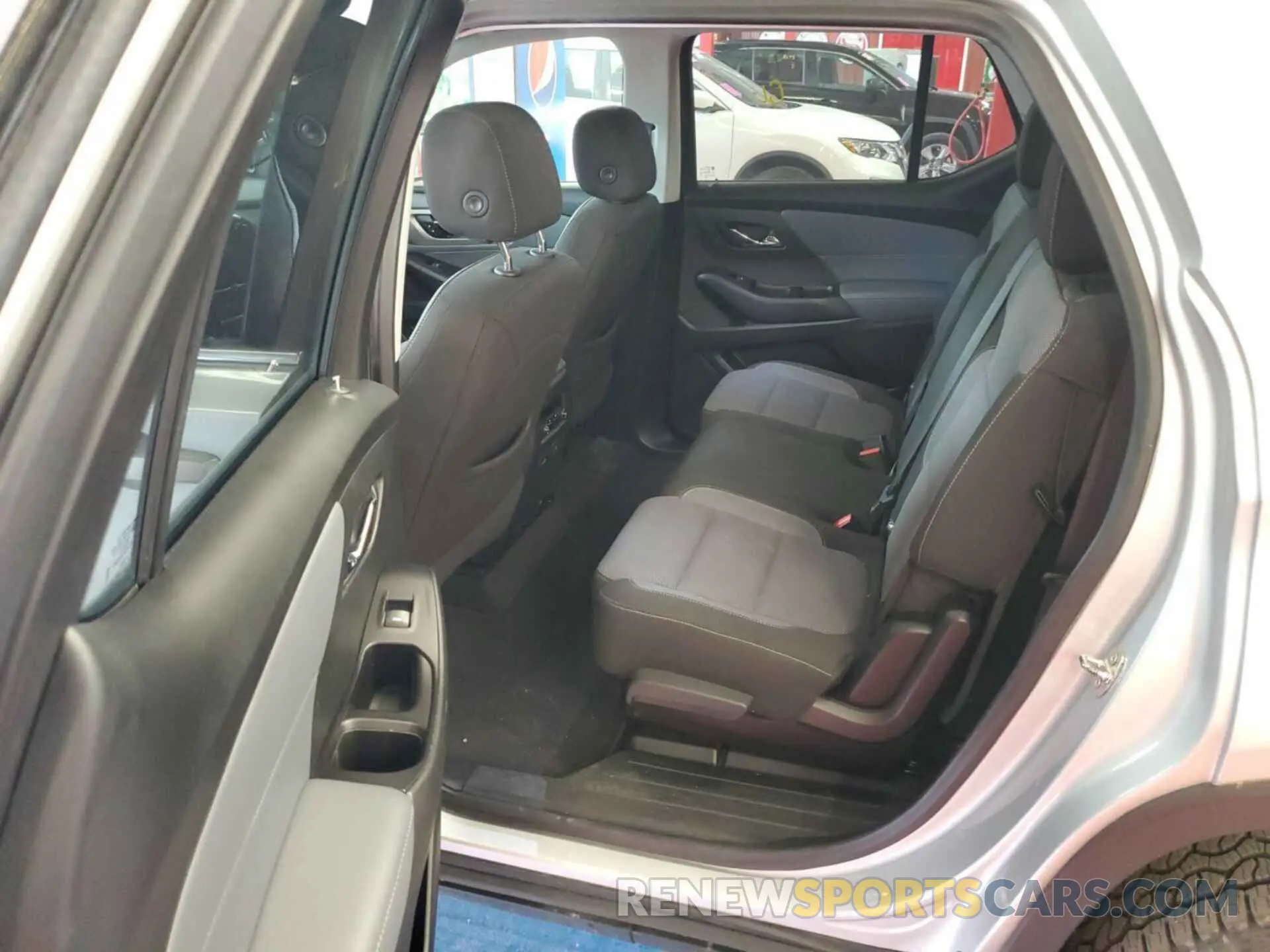 6 Photograph of a damaged car 1GNEVMKW6LJ295028 CHEVROLET TRAVERSE 2020