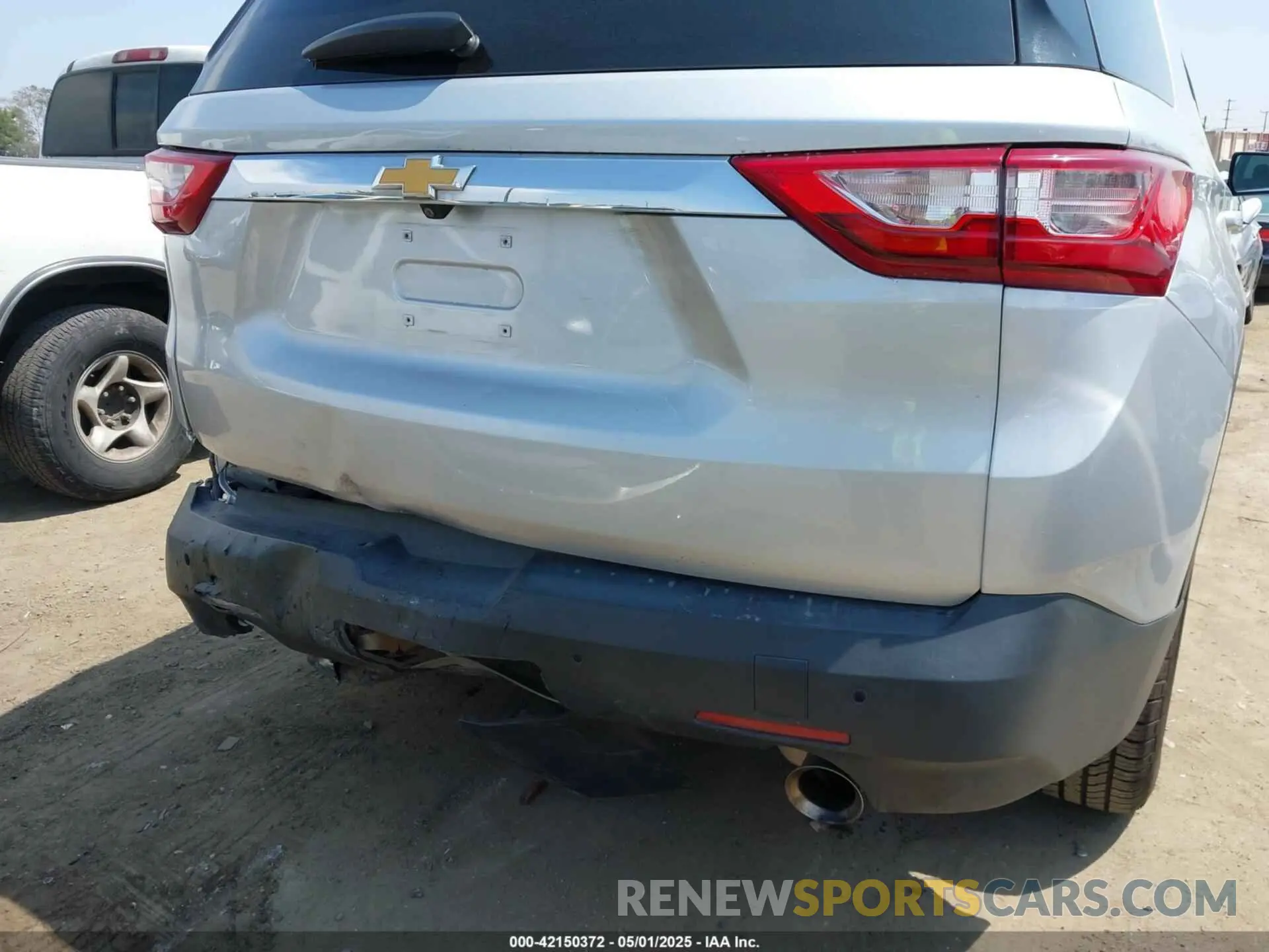 18 Photograph of a damaged car 1GNEVMKW8LJ219181 CHEVROLET TRAVERSE 2020