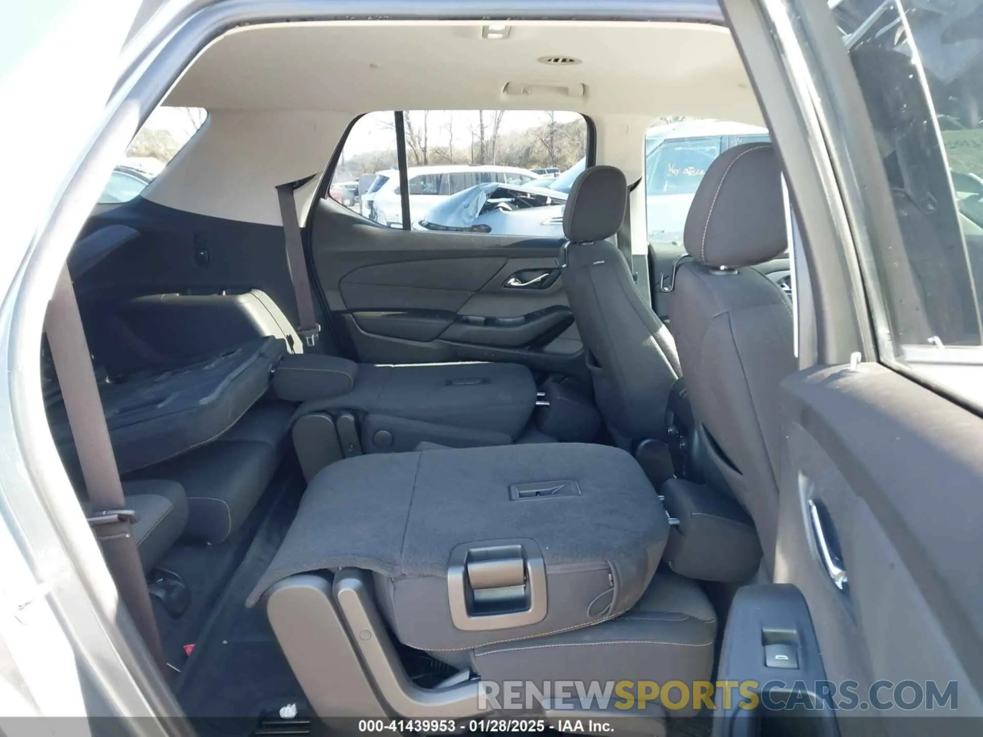 8 Photograph of a damaged car 1GNERGKW9MJ210996 CHEVROLET TRAVERSE 2021