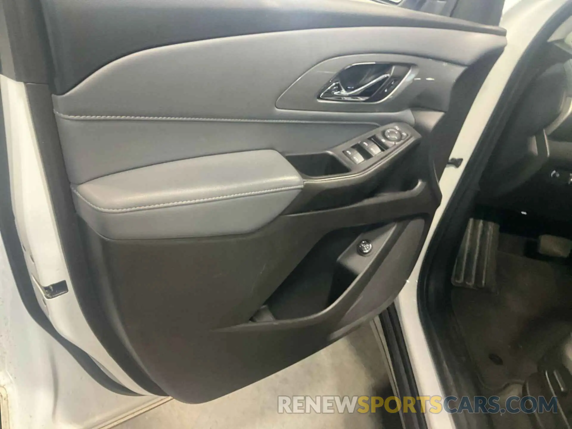 18 Photograph of a damaged car 1GNERHKW5MJ182233 CHEVROLET TRAVERSE 2021