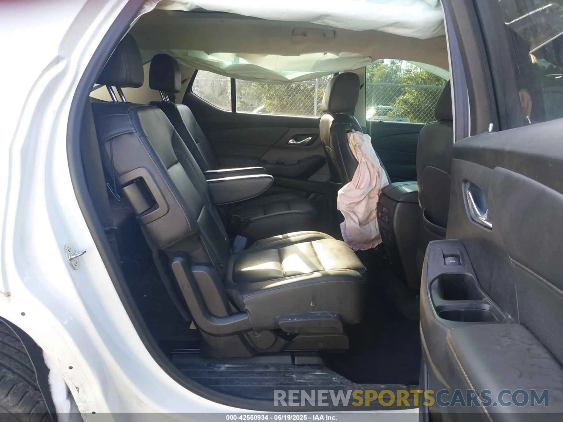 8 Photograph of a damaged car 1GNERKKW8MJ235519 CHEVROLET TRAVERSE 2021