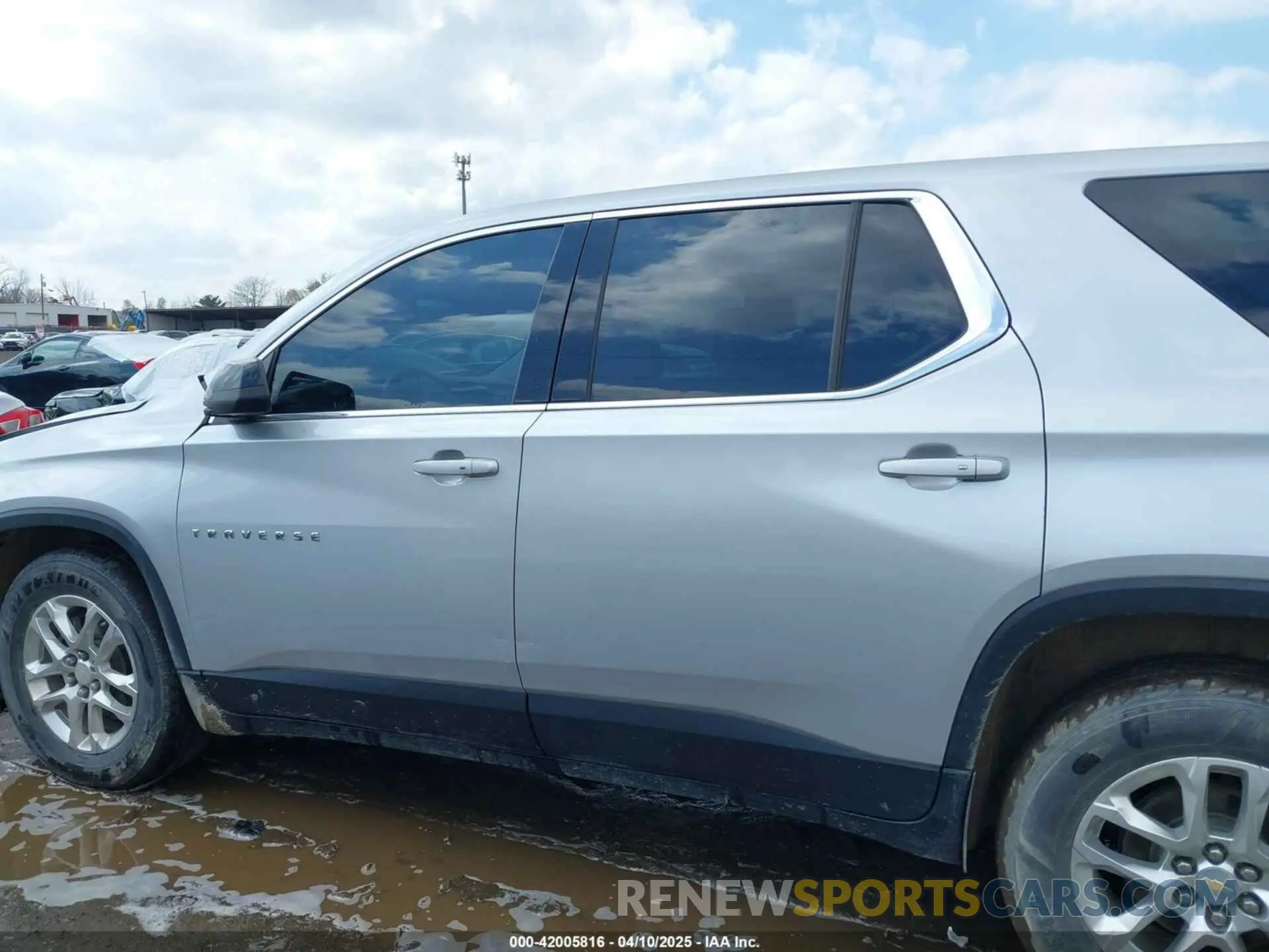 14 Photograph of a damaged car 1GNEVFKWXMJ115319 CHEVROLET TRAVERSE 2021