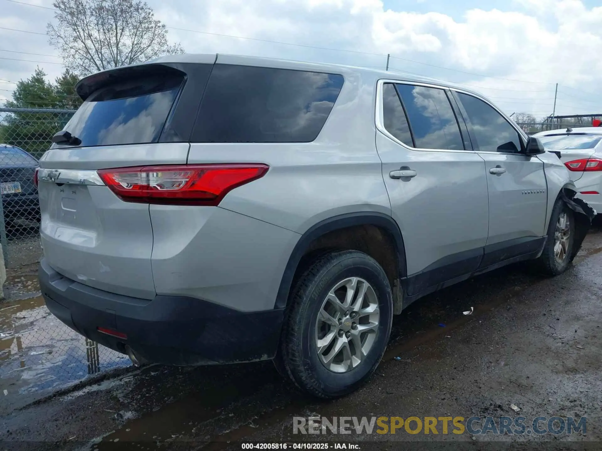 4 Photograph of a damaged car 1GNEVFKWXMJ115319 CHEVROLET TRAVERSE 2021