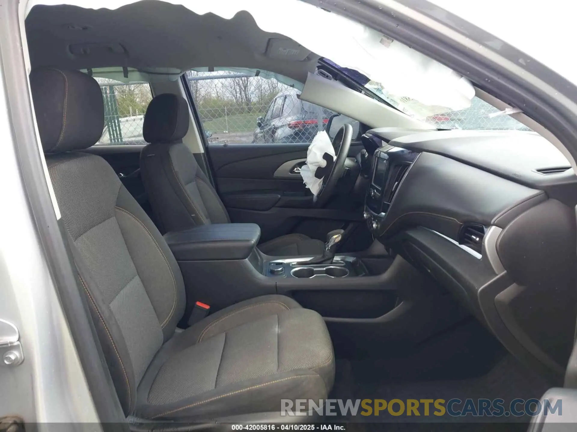 5 Photograph of a damaged car 1GNEVFKWXMJ115319 CHEVROLET TRAVERSE 2021