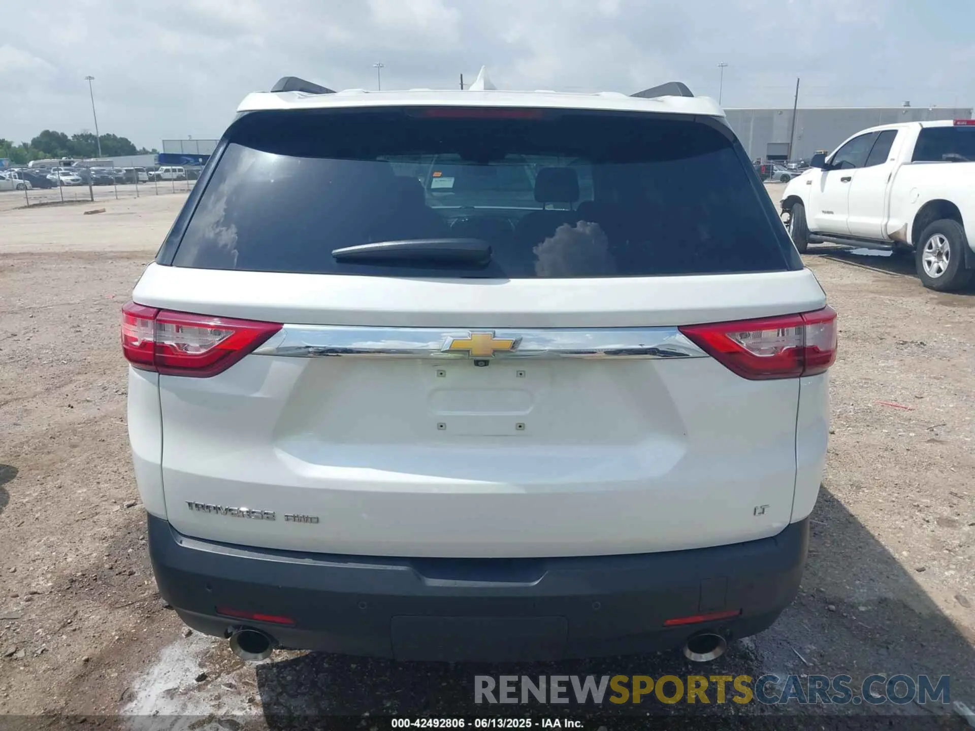 17 Photograph of a damaged car 1GNEVGKW0MJ211630 CHEVROLET TRAVERSE 2021