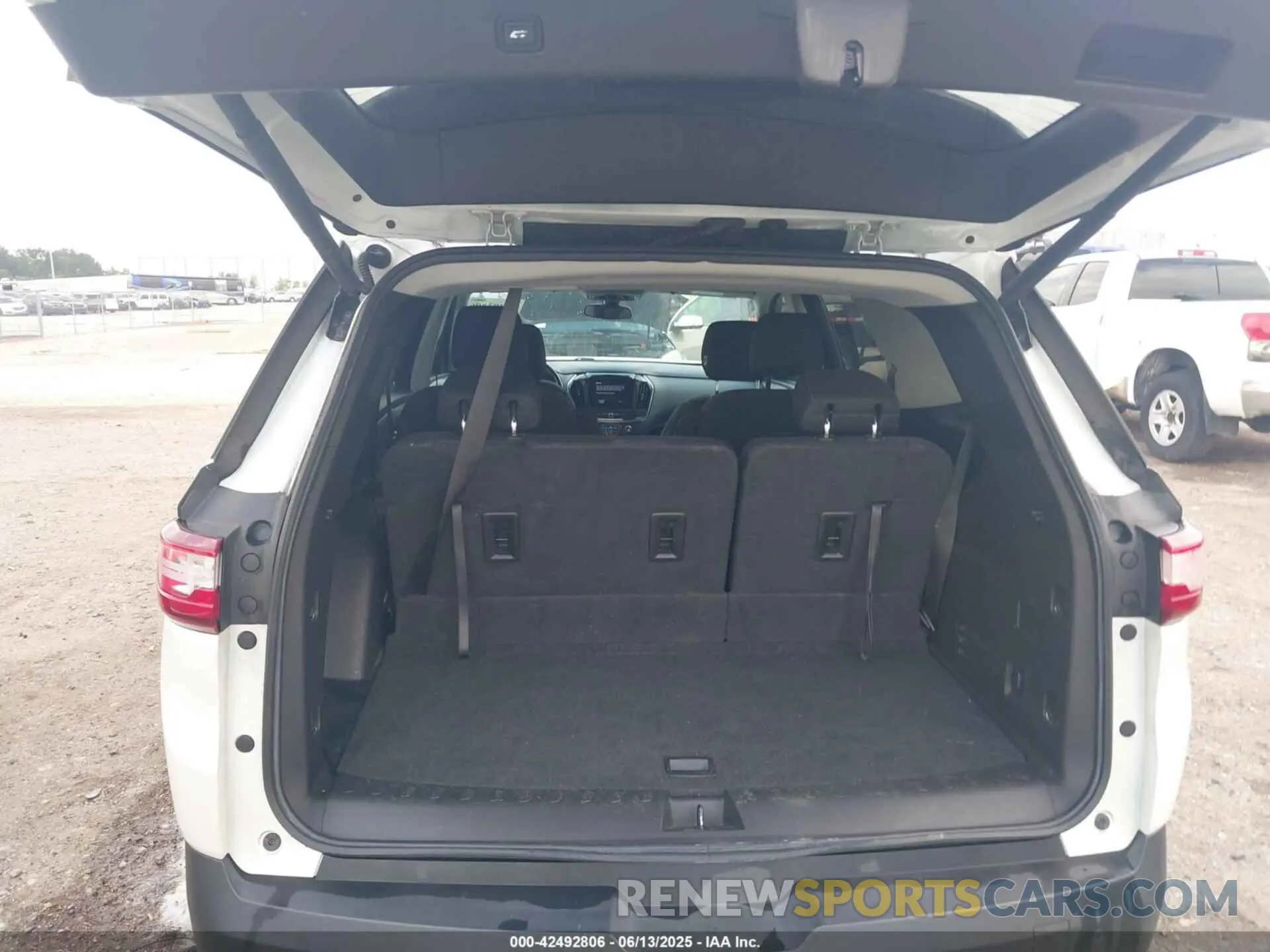 19 Photograph of a damaged car 1GNEVGKW0MJ211630 CHEVROLET TRAVERSE 2021