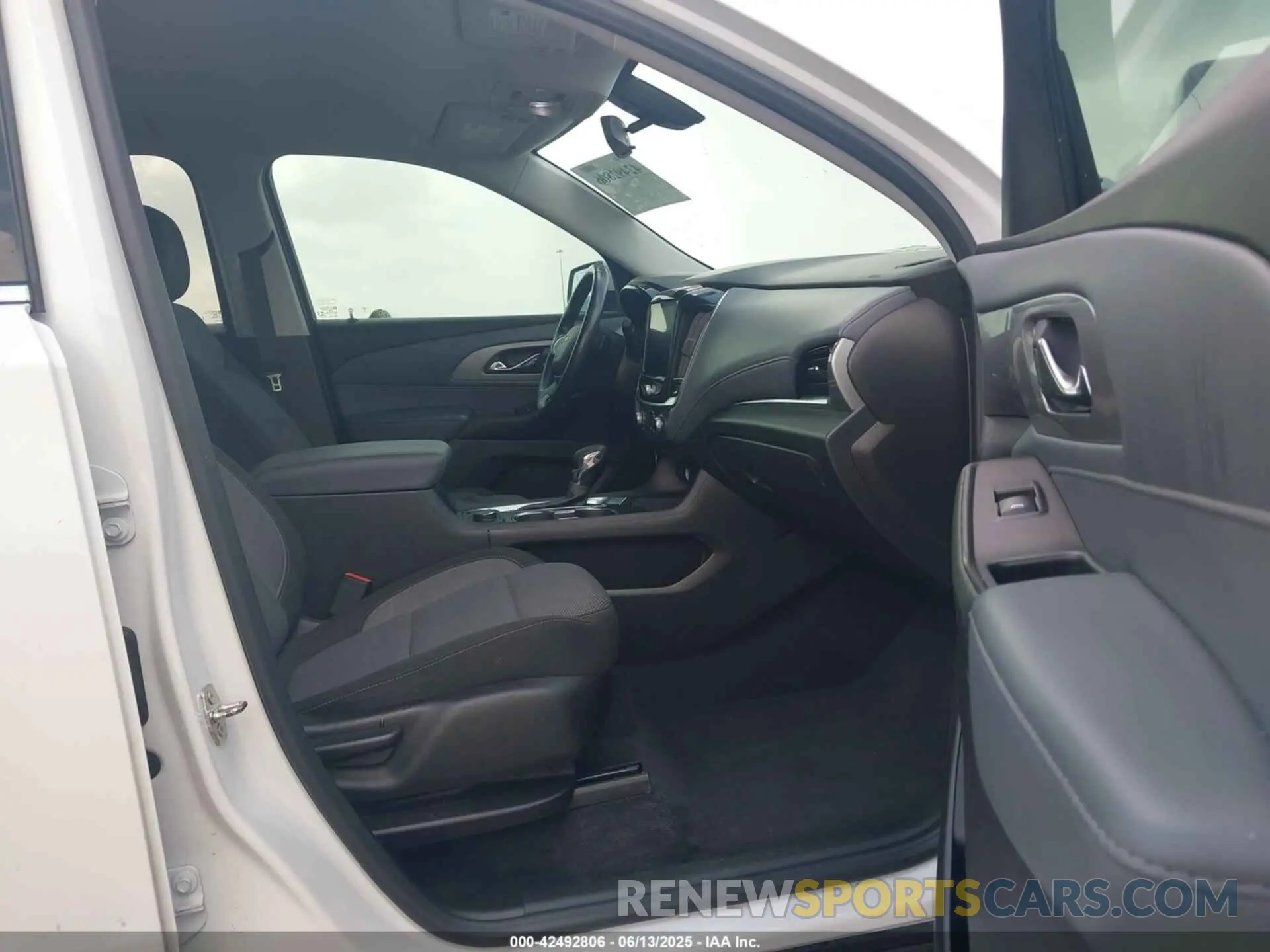 5 Photograph of a damaged car 1GNEVGKW0MJ211630 CHEVROLET TRAVERSE 2021