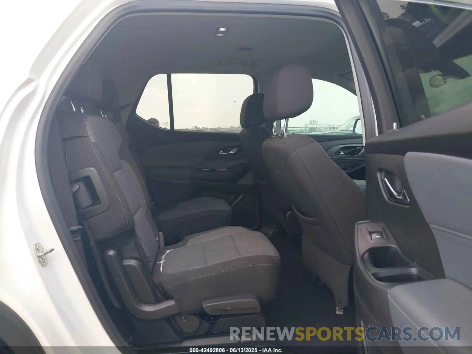 8 Photograph of a damaged car 1GNEVGKW0MJ211630 CHEVROLET TRAVERSE 2021