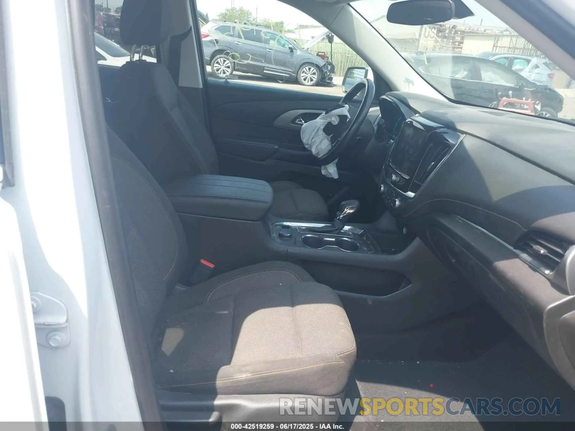 5 Photograph of a damaged car 1GNEVGKW1MJ141376 CHEVROLET TRAVERSE 2021