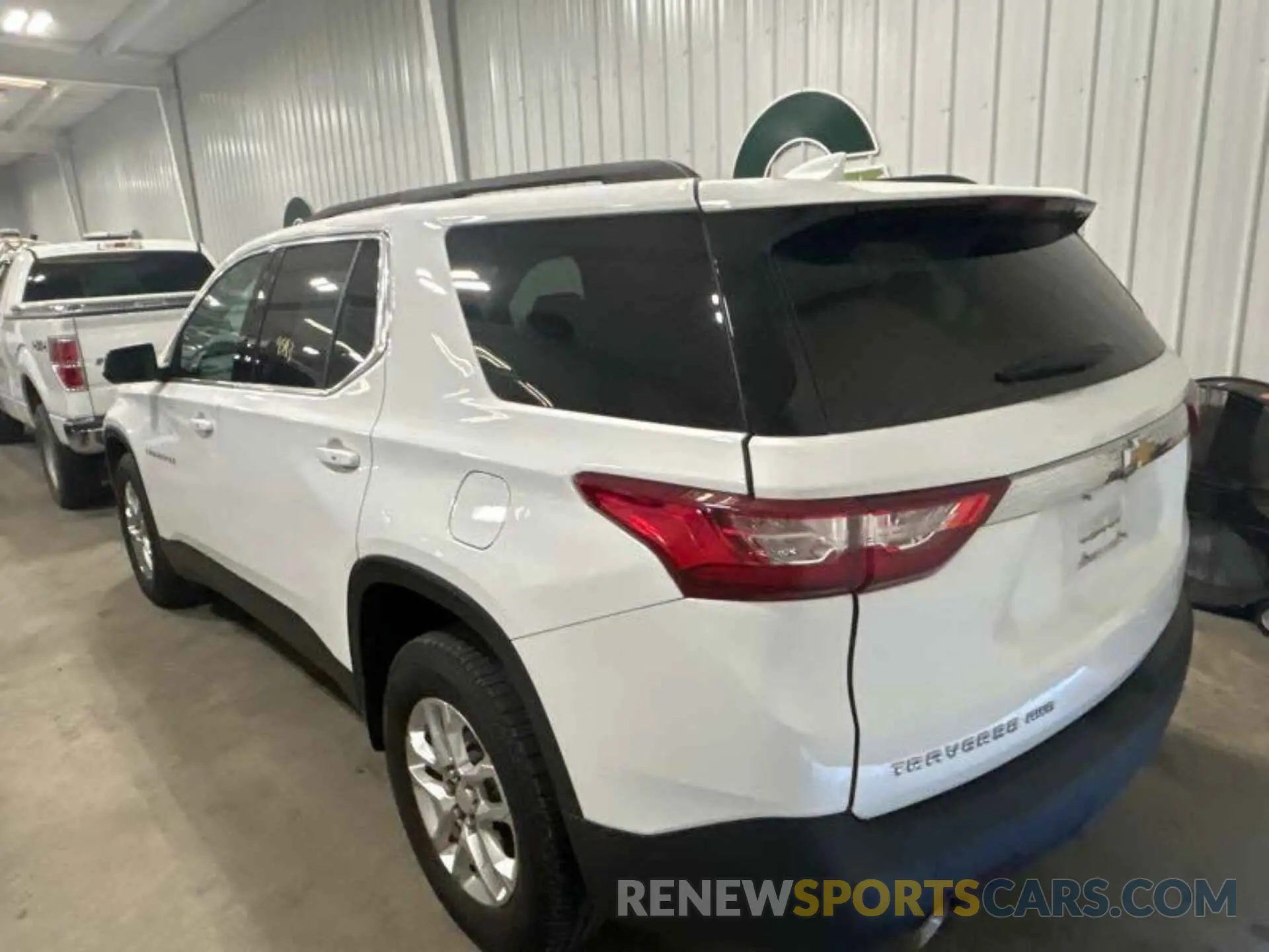 2 Photograph of a damaged car 1GNEVGKWXMJ158581 CHEVROLET TRAVERSE 2021