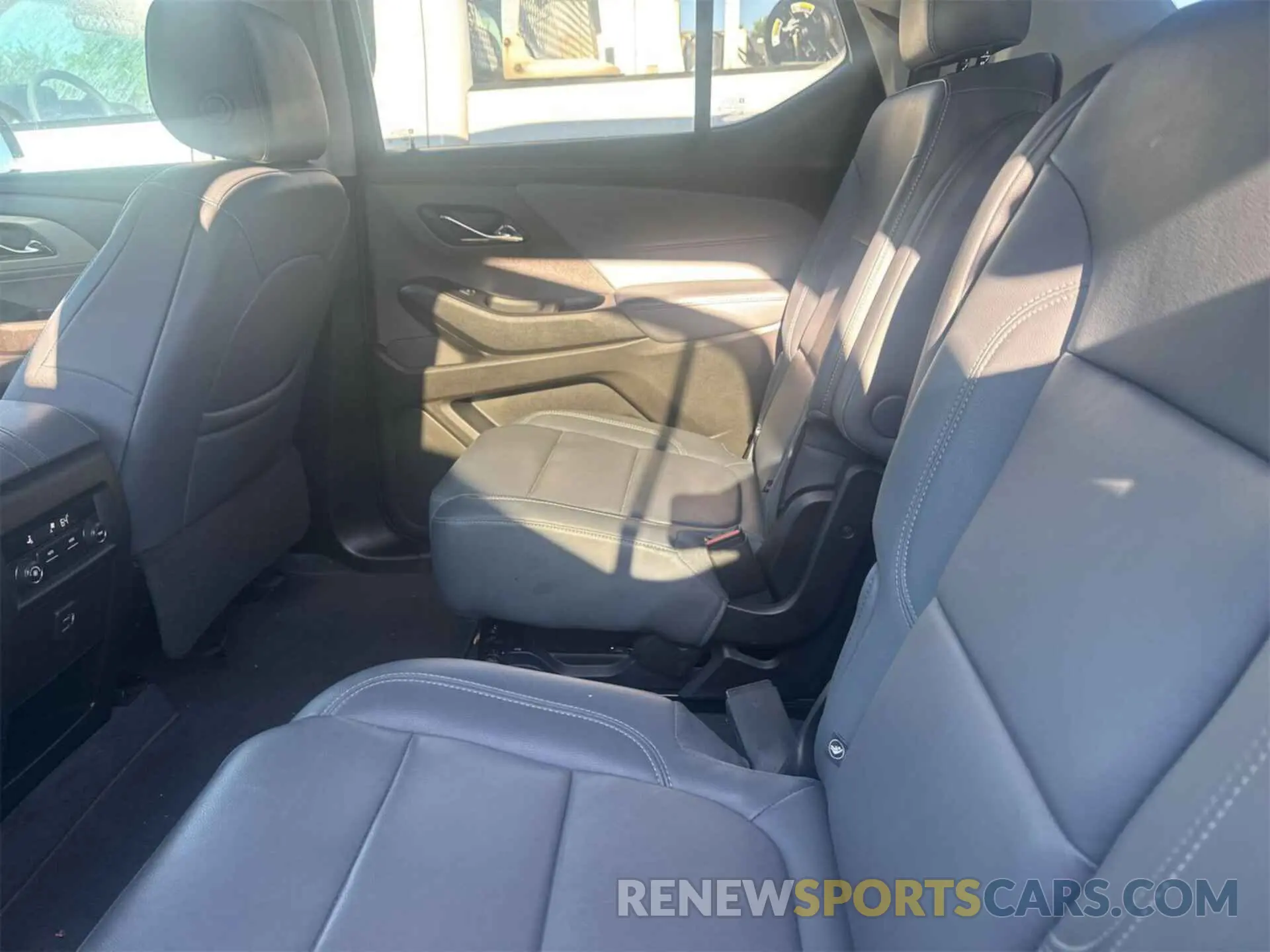 10 Photograph of a damaged car 1GNEVHKW0MJ167781 CHEVROLET TRAVERSE 2021
