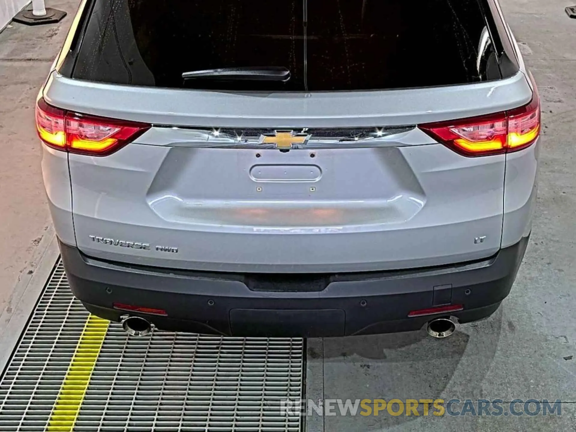 10 Photograph of a damaged car 1GNEVHKW1MJ185416 CHEVROLET TRAVERSE 2021