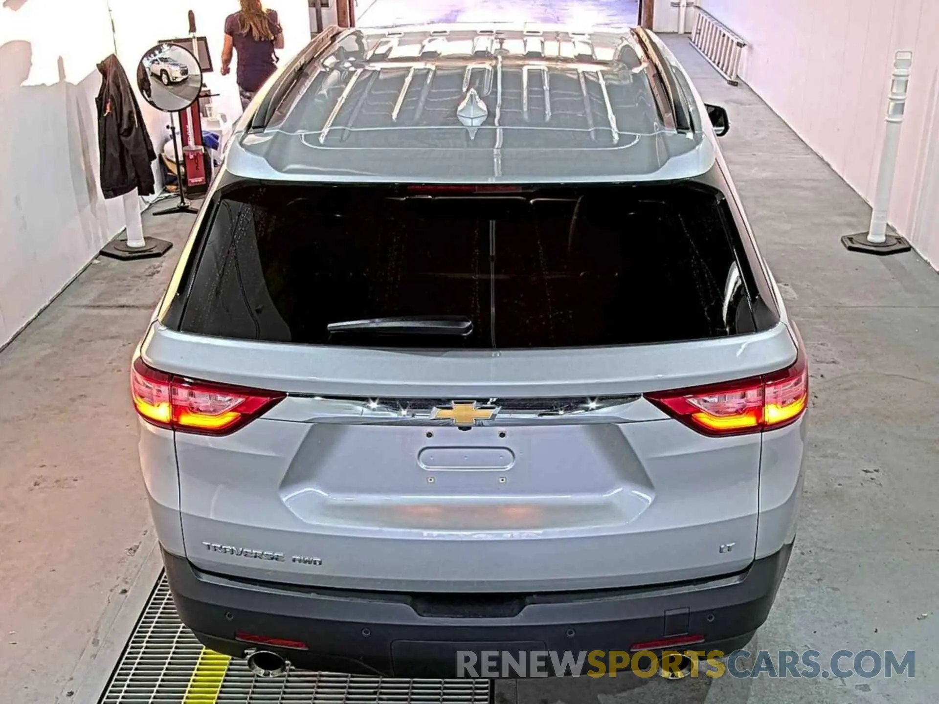 16 Photograph of a damaged car 1GNEVHKW1MJ185416 CHEVROLET TRAVERSE 2021