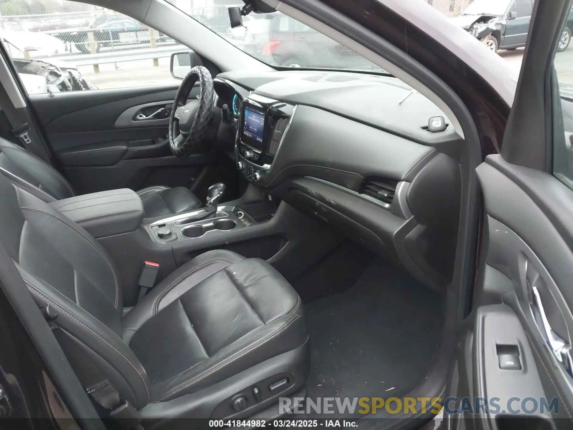 5 Photograph of a damaged car 1GNEVHKW4MJ211443 CHEVROLET TRAVERSE 2021