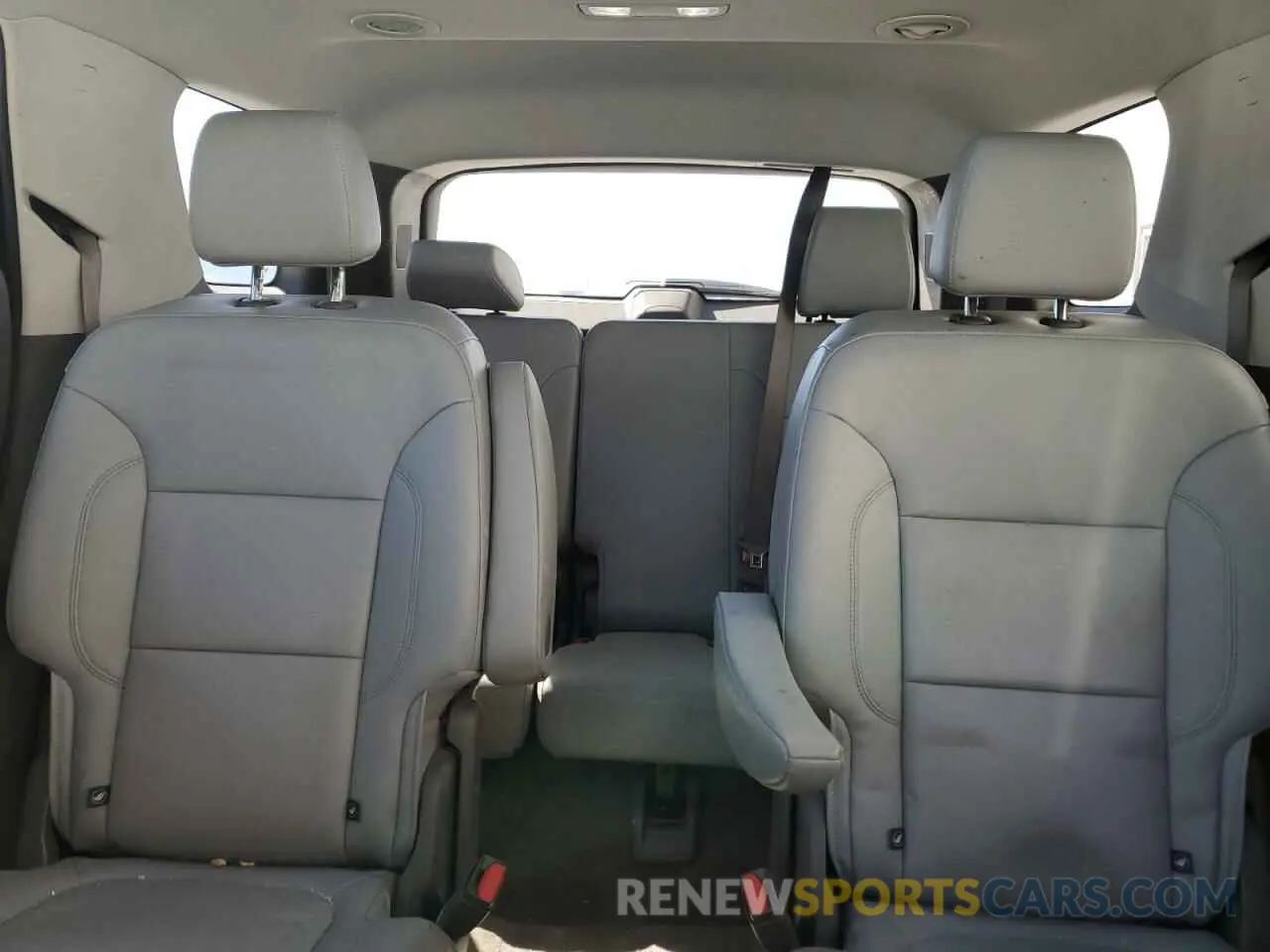 10 Photograph of a damaged car 1GNEVHKW7MJ221657 CHEVROLET TRAVERSE 2021
