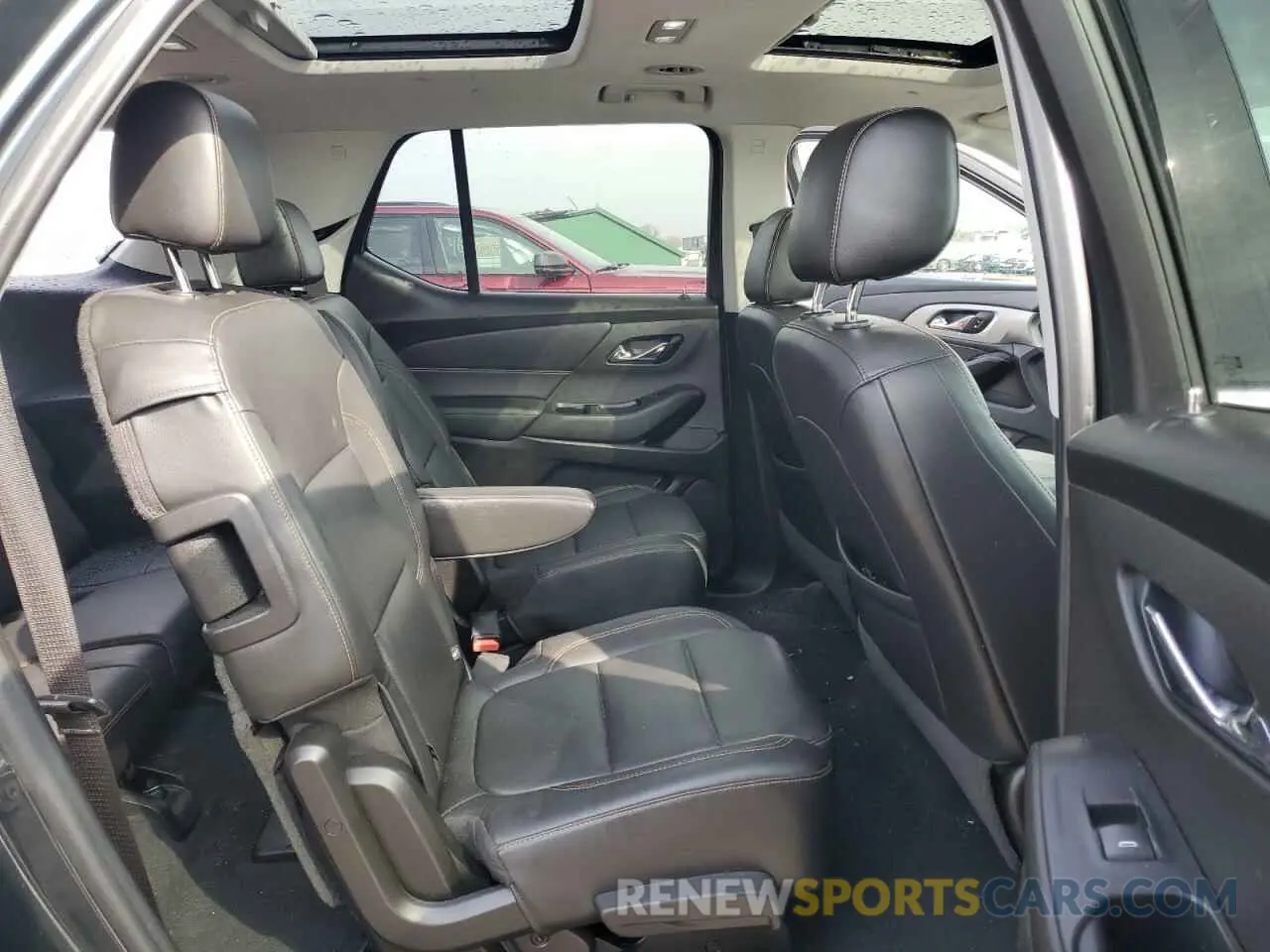 11 Photograph of a damaged car 1GNEVHKWXMJ174155 CHEVROLET TRAVERSE 2021