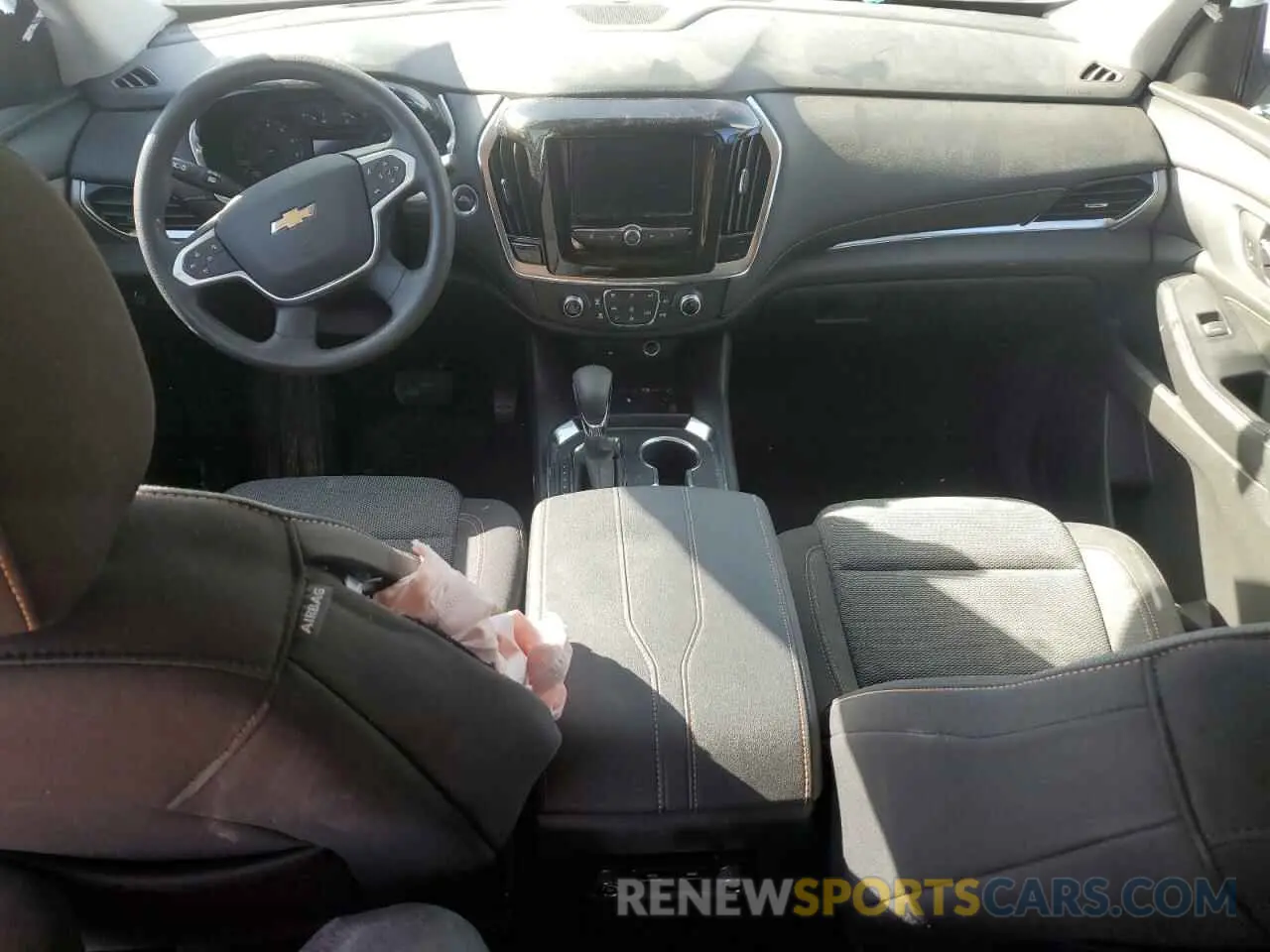 8 Photograph of a damaged car 1GNEVLKWXMJ107025 CHEVROLET TRAVERSE 2021