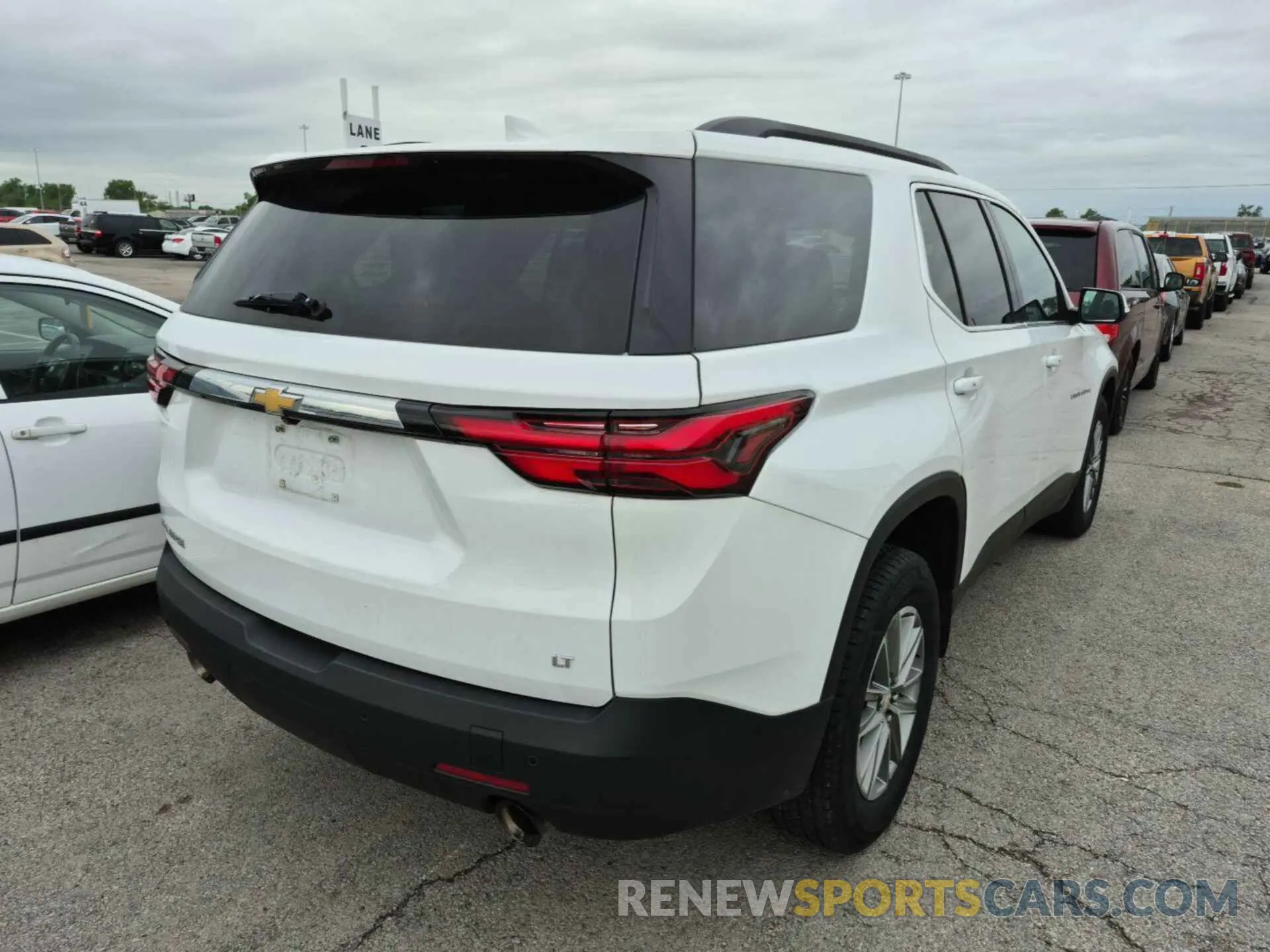 8 Photograph of a damaged car 1GNERGKW3NJ152241 CHEVROLET TRAVERSE 2022