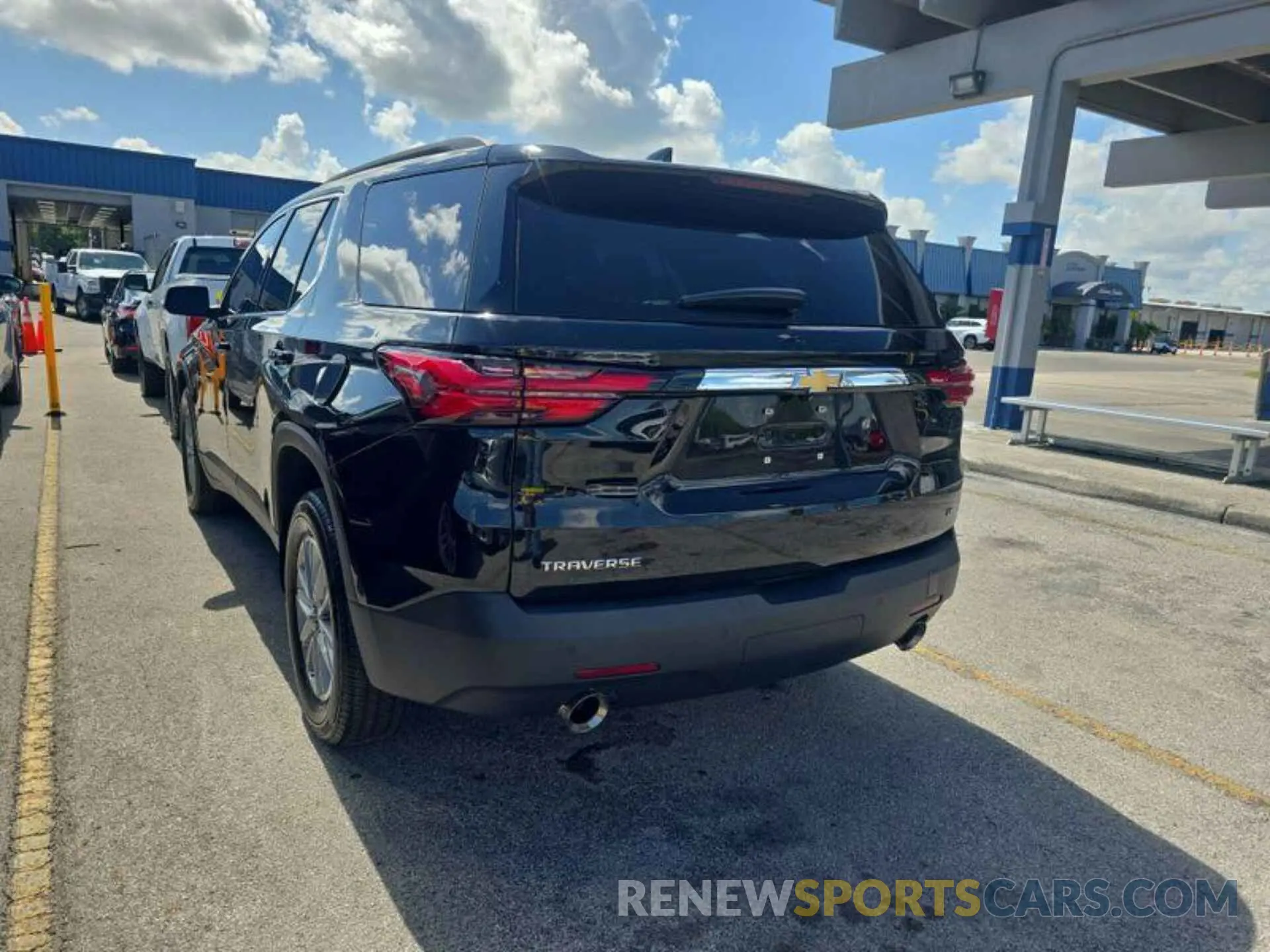 17 Photograph of a damaged car 1GNERGKW6NJ162763 CHEVROLET TRAVERSE 2022