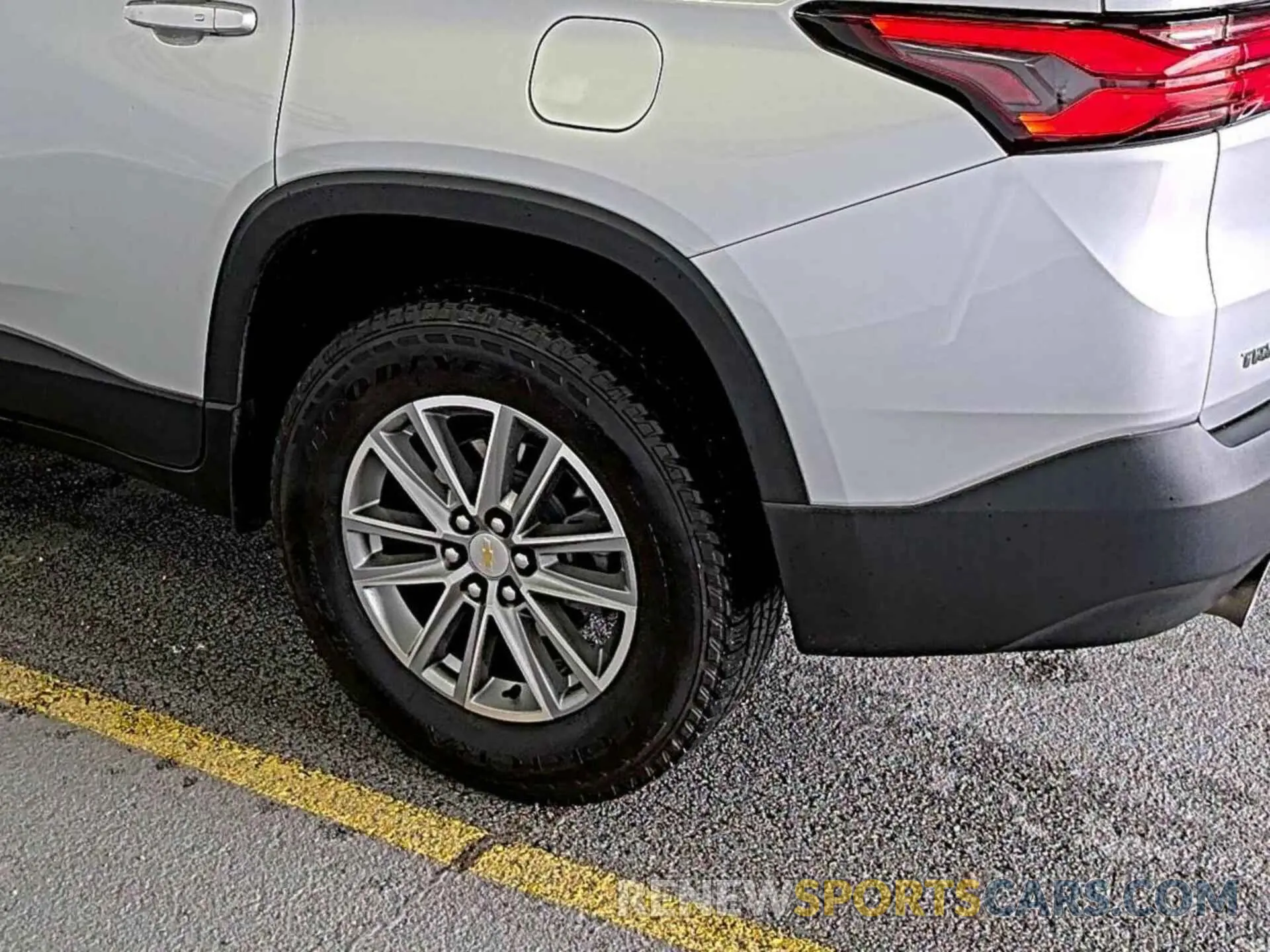 5 Photograph of a damaged car 1GNERHKW3NJ142590 CHEVROLET TRAVERSE 2022