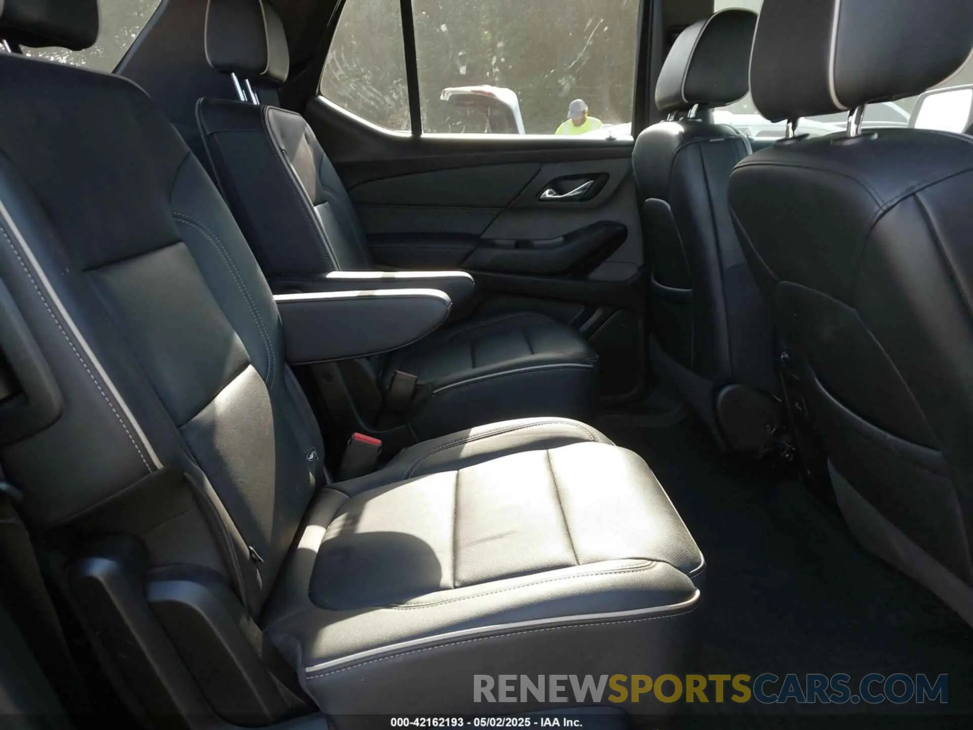 8 Photograph of a damaged car 1GNERKKW9NJ153316 CHEVROLET TRAVERSE 2022
