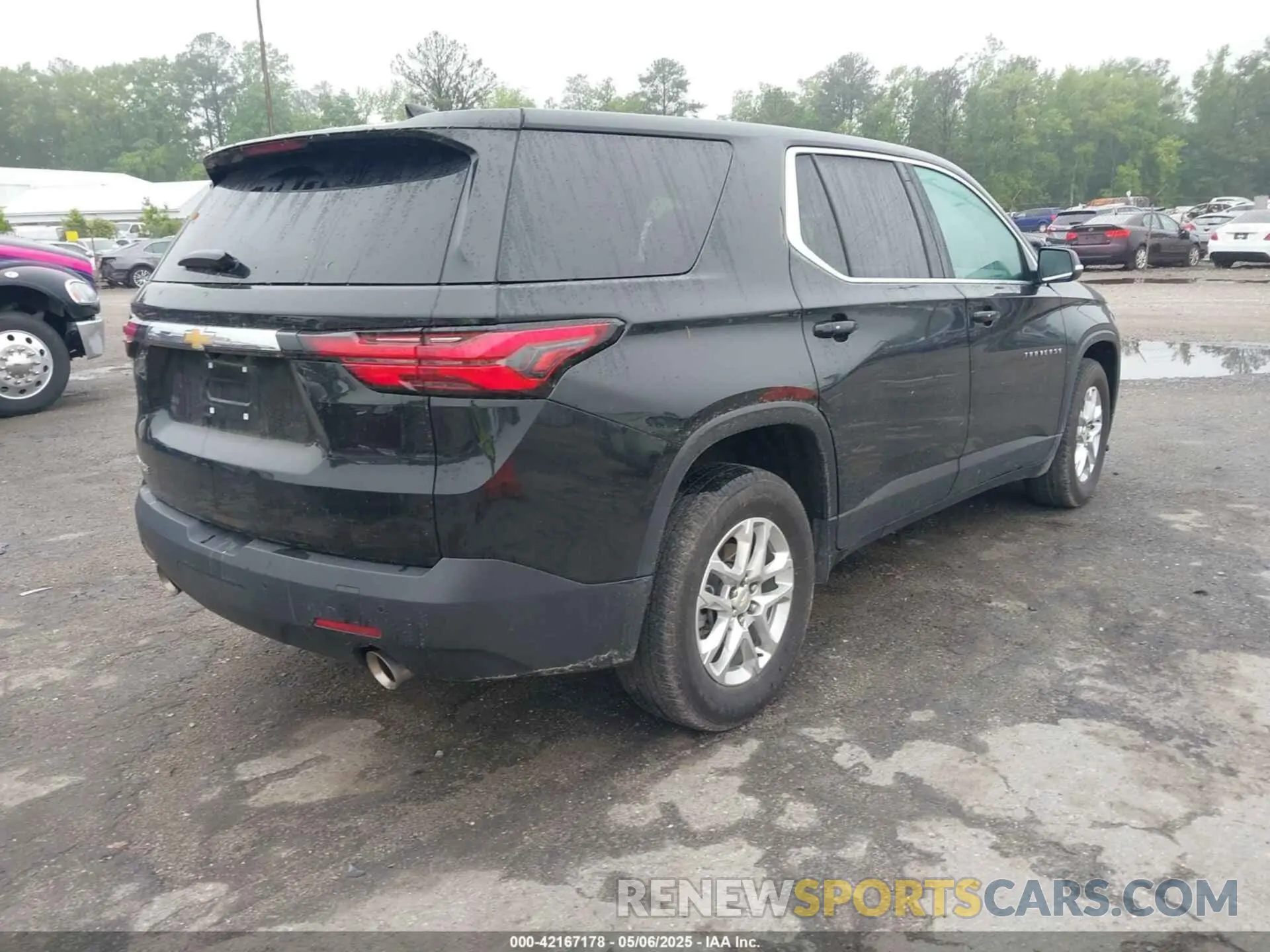4 Photograph of a damaged car 1GNERLKWXNJ156599 CHEVROLET TRAVERSE 2022