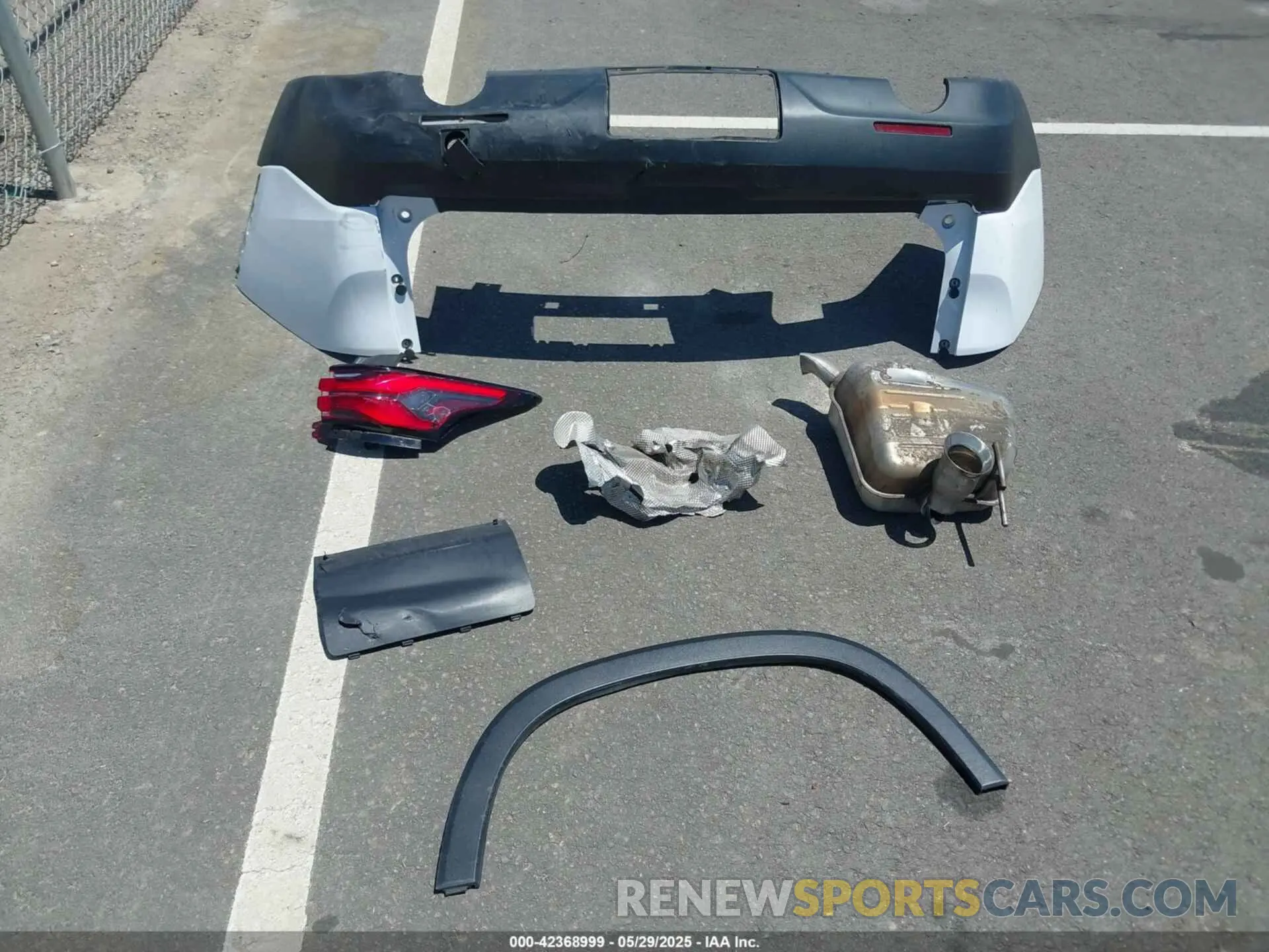 12 Photograph of a damaged car 1GNEVFKW3NJ179834 CHEVROLET TRAVERSE 2022