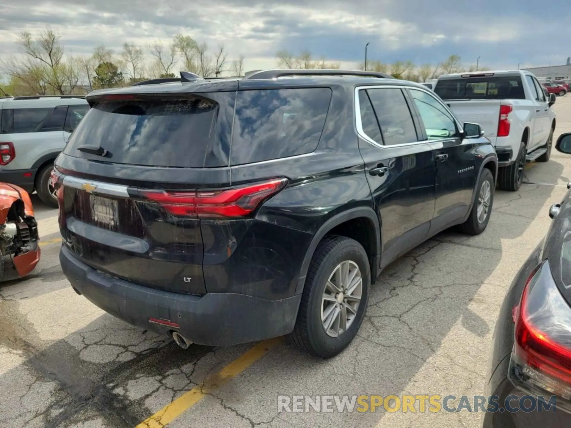 17 Photograph of a damaged car 1GNEVGKW0NJ185337 CHEVROLET TRAVERSE 2022