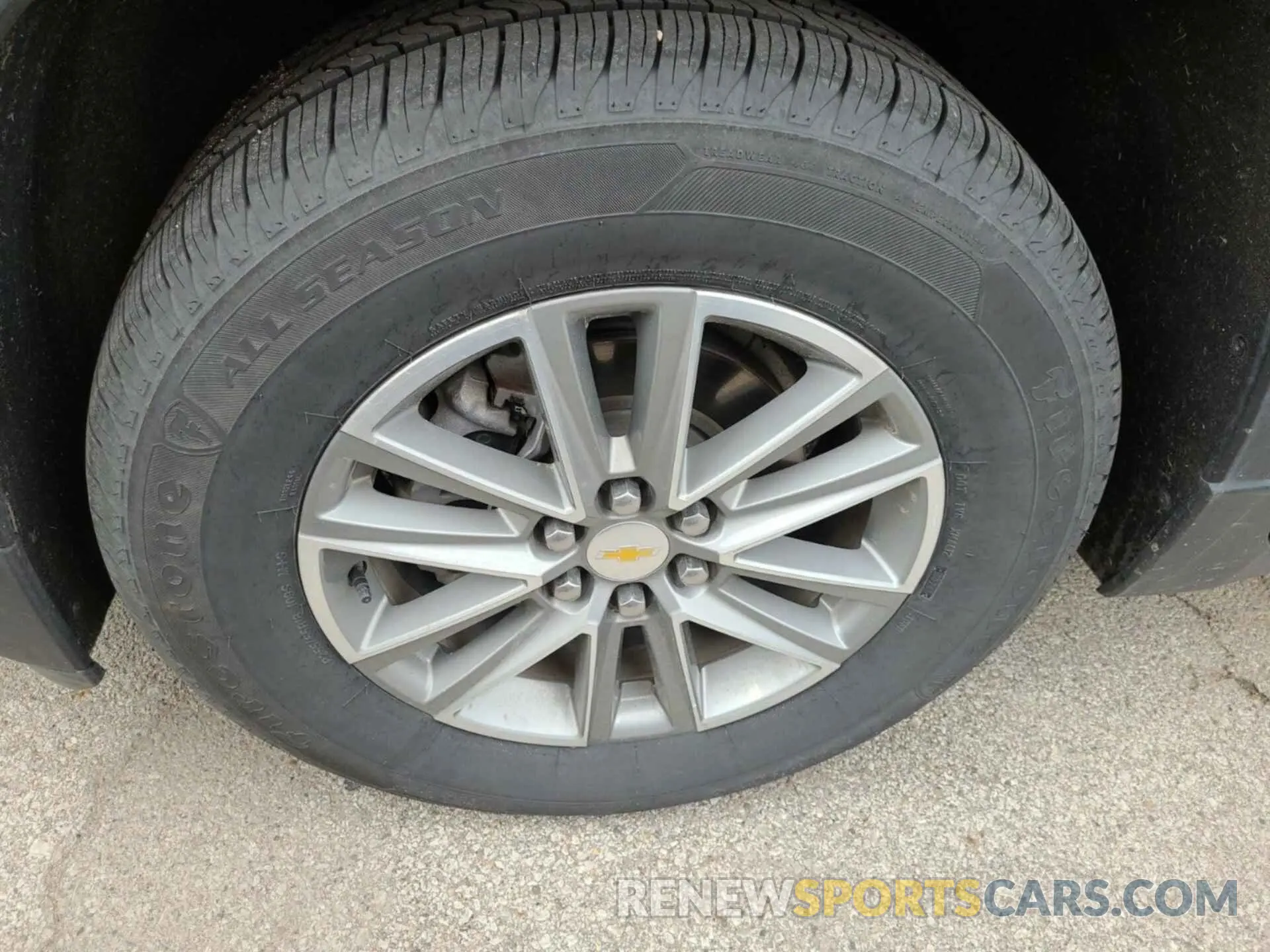 4 Photograph of a damaged car 1GNEVGKW0NJ185337 CHEVROLET TRAVERSE 2022