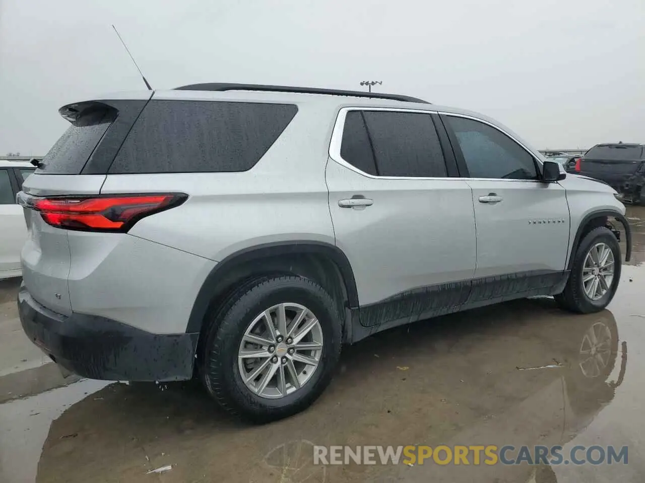 3 Photograph of a damaged car 1GNEVGKW4NJ113671 CHEVROLET TRAVERSE 2022