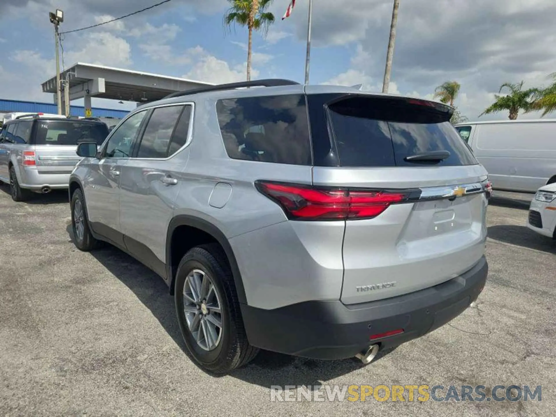 8 Photograph of a damaged car 1GNEVGKW4NJ169495 CHEVROLET TRAVERSE 2022