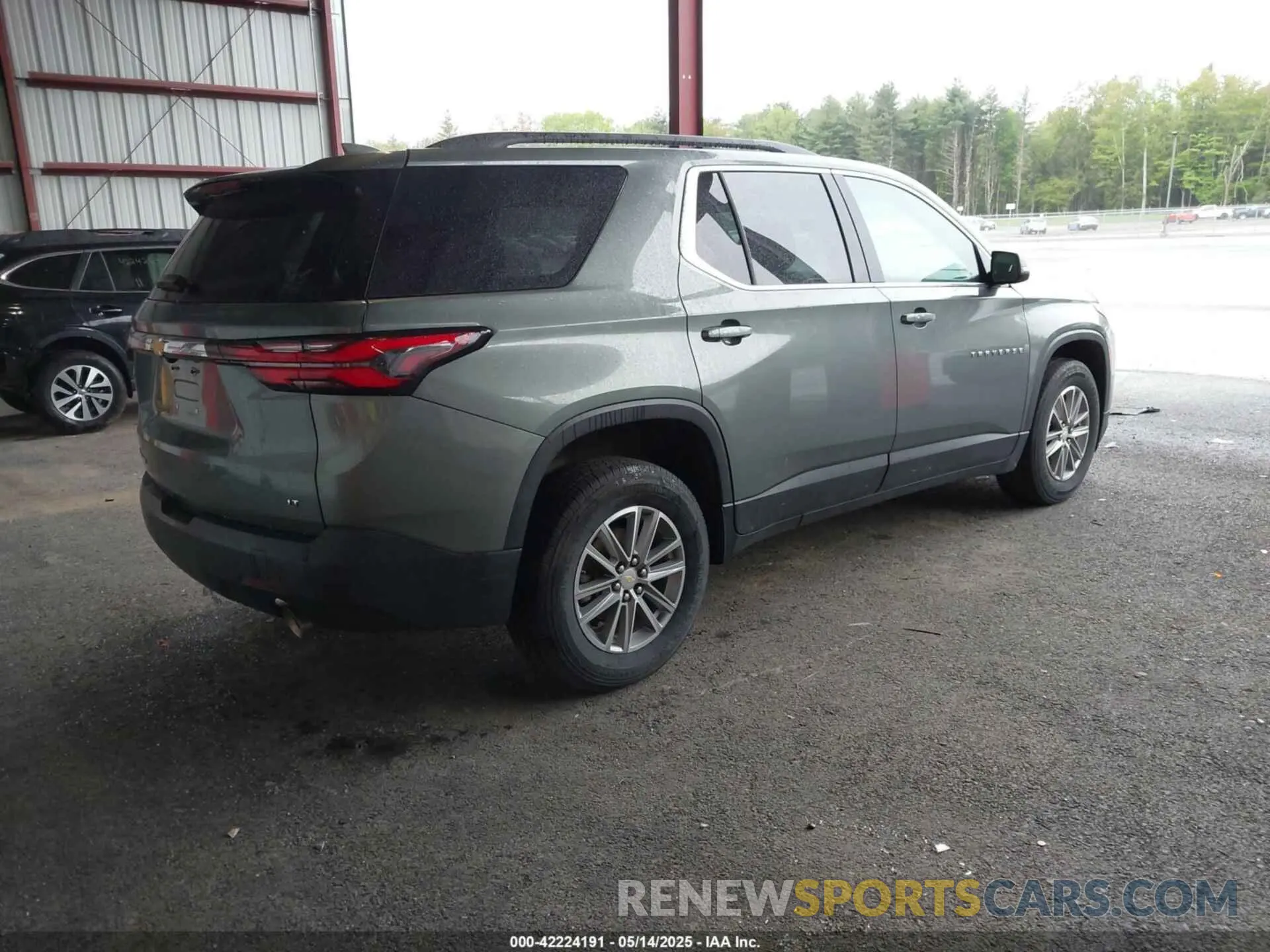 4 Photograph of a damaged car 1GNEVGKW5NJ133220 CHEVROLET TRAVERSE 2022