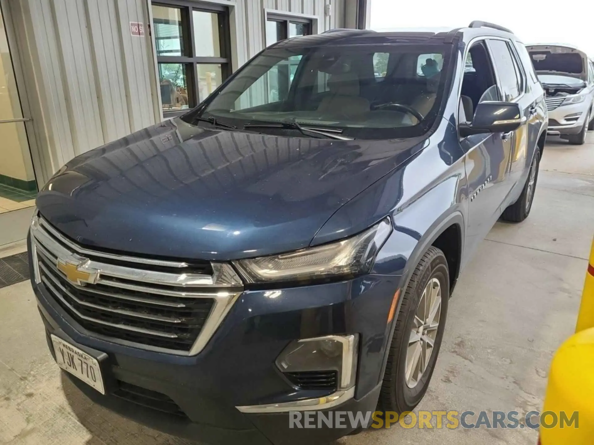 4 Фотография поврежденного автомобиля 1GNEVGKWXNJ177262 CHEVROLET TRAVERSE 2022