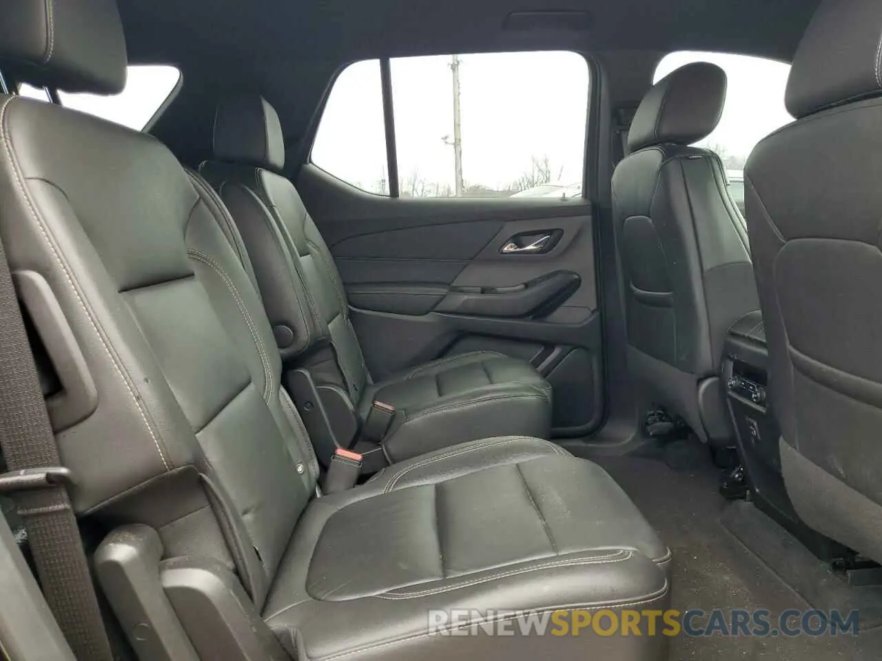 11 Photograph of a damaged car 1GNEVHKW0NJ153624 CHEVROLET TRAVERSE 2022