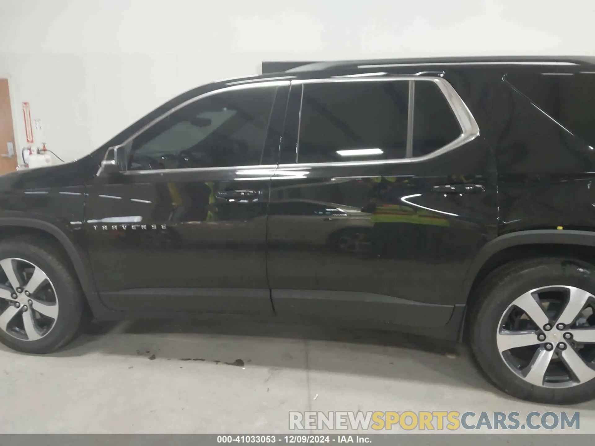 14 Photograph of a damaged car 1GNEVHKW3NJ124361 CHEVROLET TRAVERSE 2022