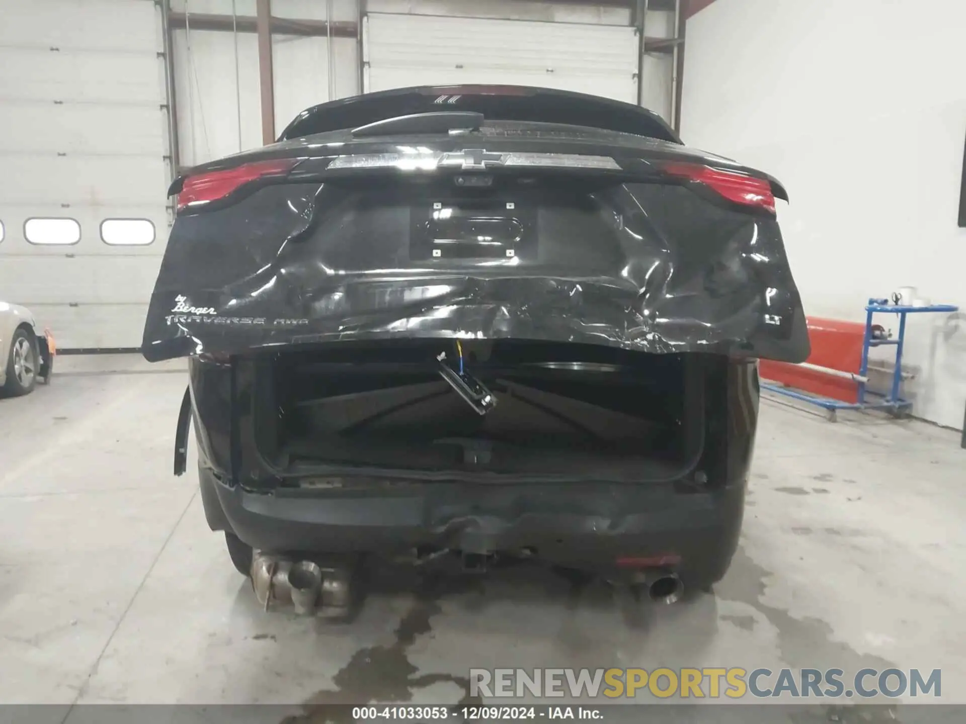 16 Photograph of a damaged car 1GNEVHKW3NJ124361 CHEVROLET TRAVERSE 2022