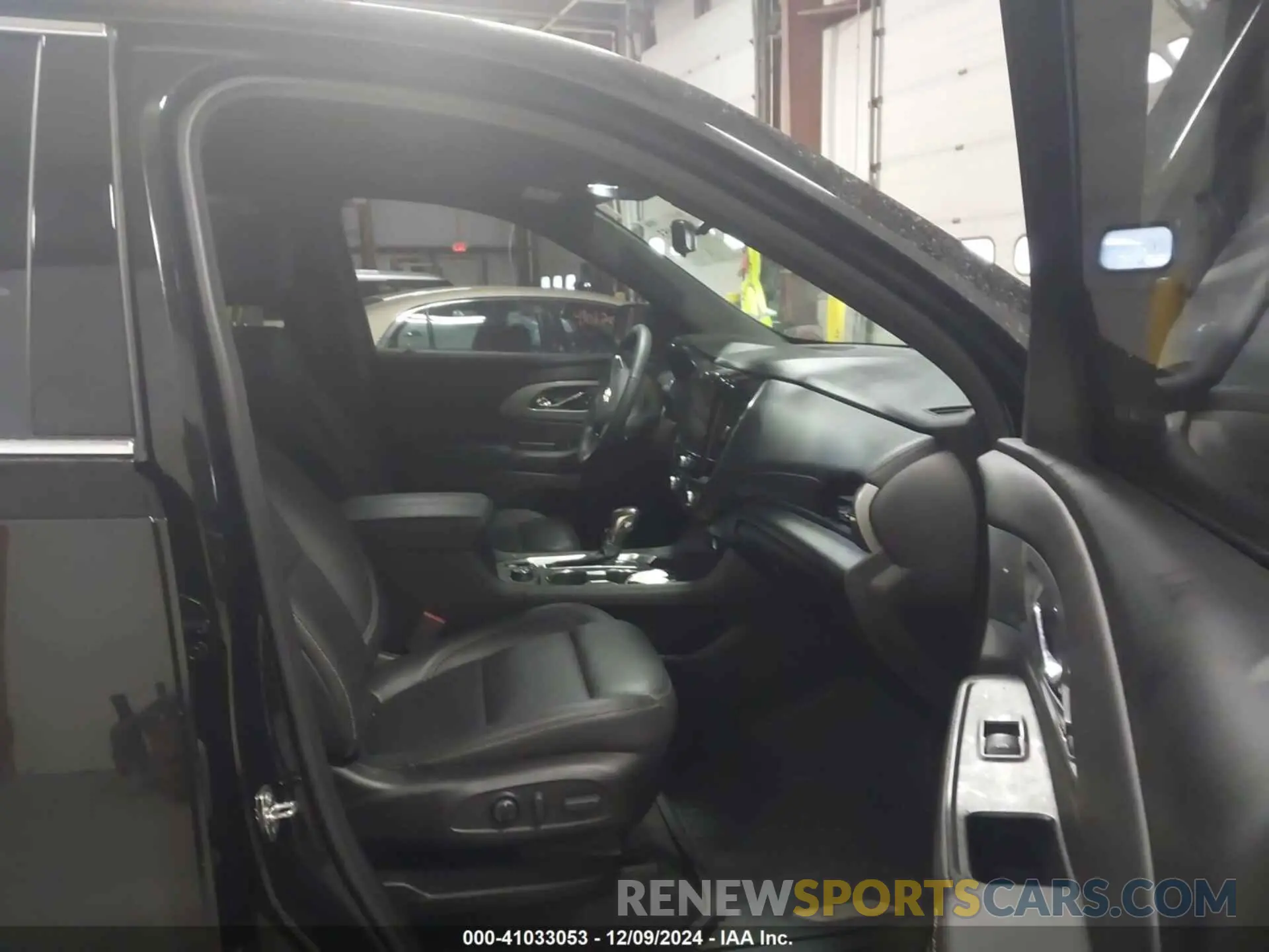 5 Photograph of a damaged car 1GNEVHKW3NJ124361 CHEVROLET TRAVERSE 2022