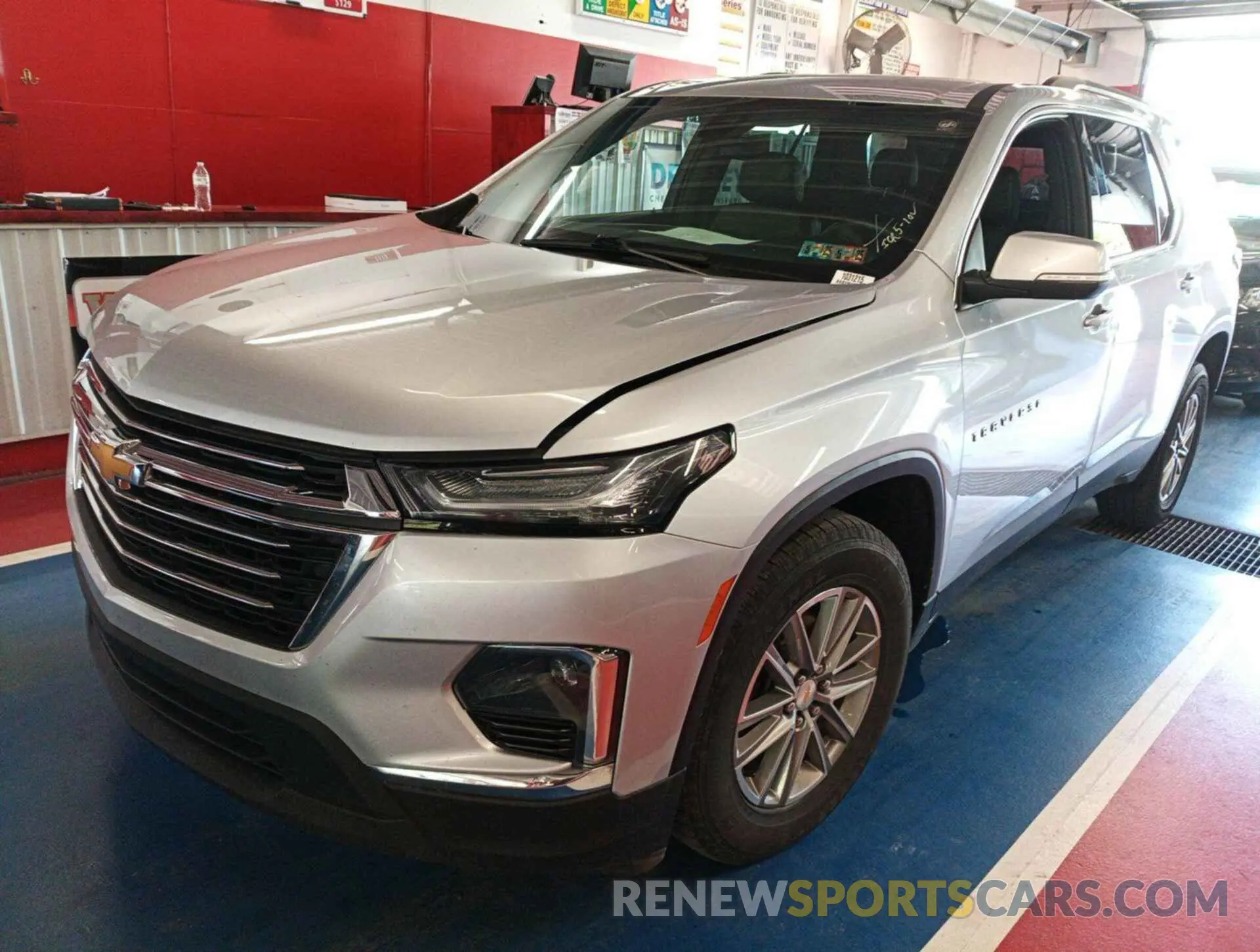 10 Photograph of a damaged car 1GNEVHKW5NJ151576 CHEVROLET TRAVERSE 2022