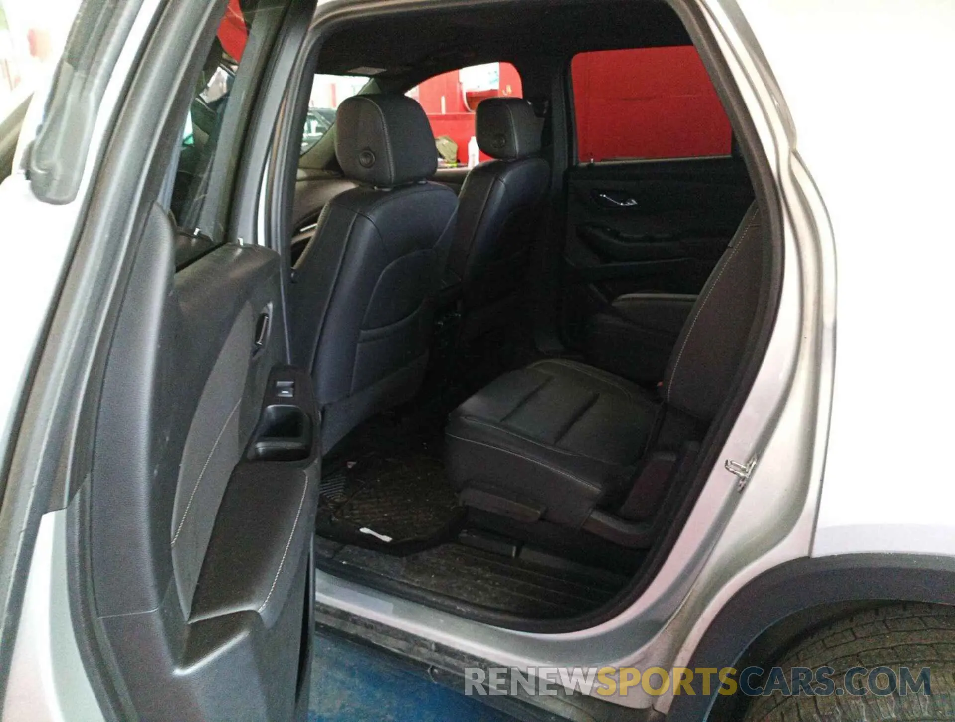 18 Photograph of a damaged car 1GNEVHKW5NJ151576 CHEVROLET TRAVERSE 2022