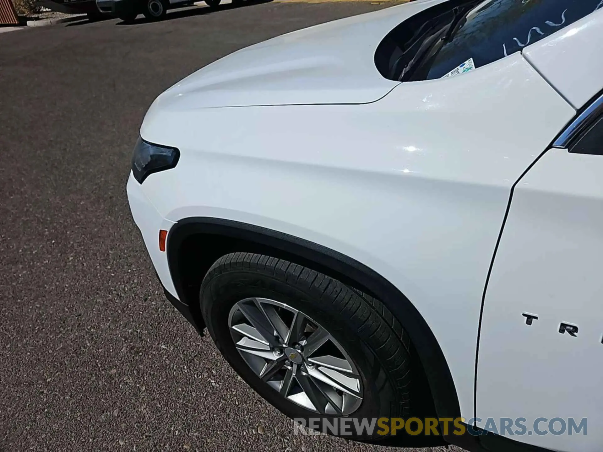 13 Photograph of a damaged car 1GNEVHKW6NJ139548 CHEVROLET TRAVERSE 2022
