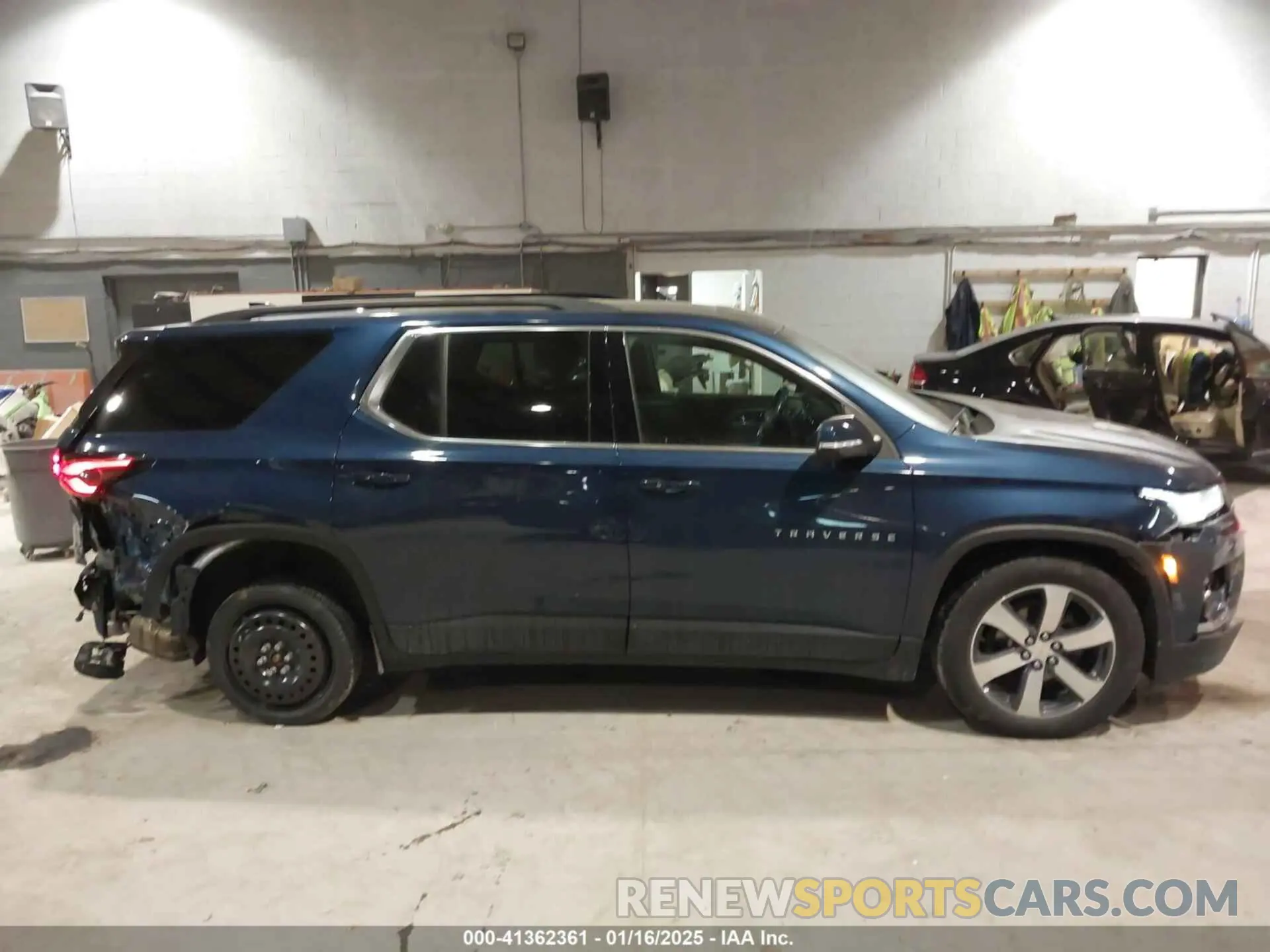 14 Photograph of a damaged car 1GNEVHKW7NJ168430 CHEVROLET TRAVERSE 2022