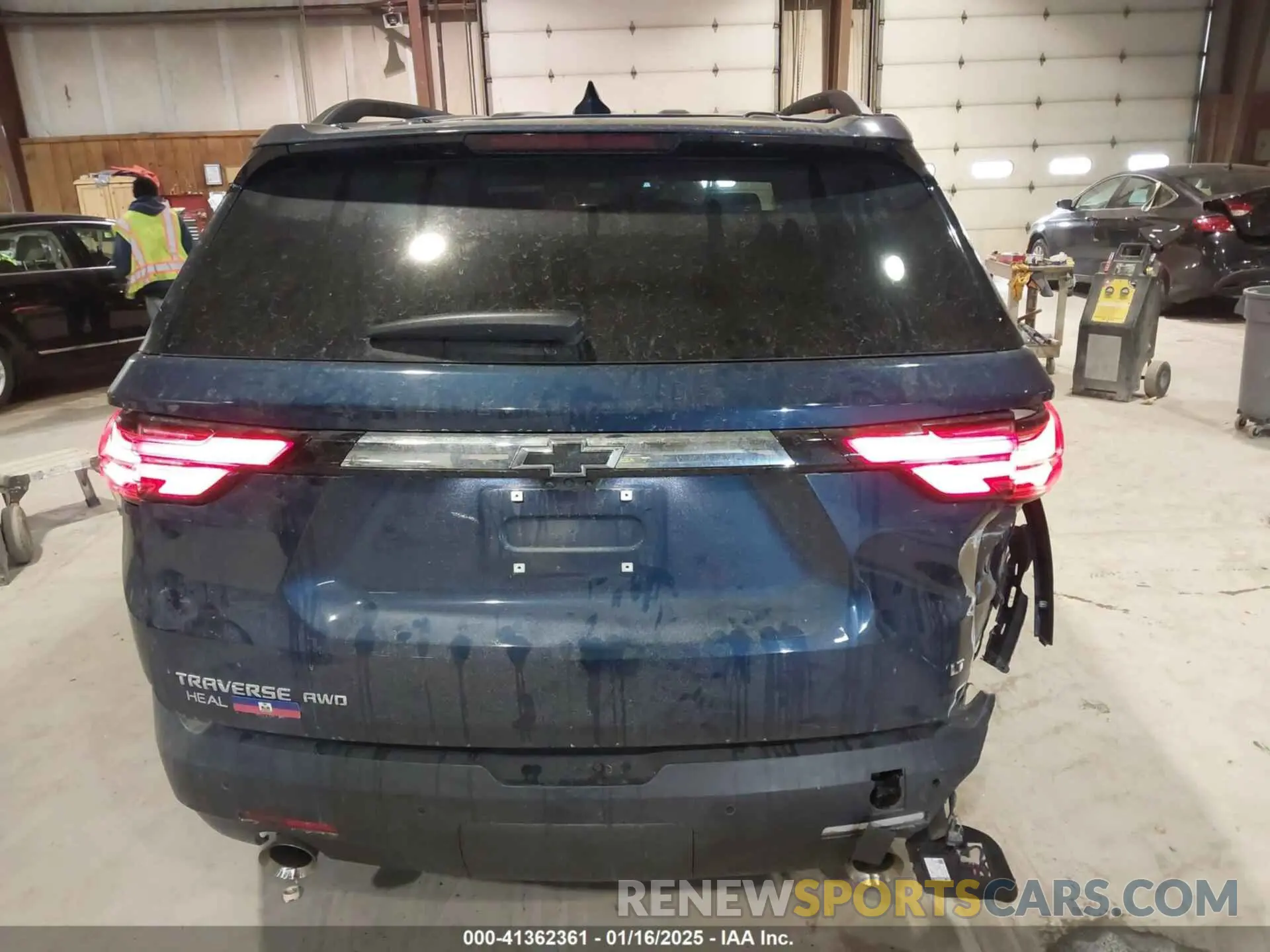 17 Photograph of a damaged car 1GNEVHKW7NJ168430 CHEVROLET TRAVERSE 2022