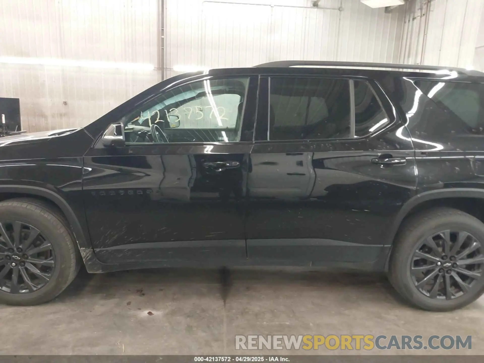 15 Photograph of a damaged car 1GNEVJKW5NJ143145 CHEVROLET TRAVERSE 2022