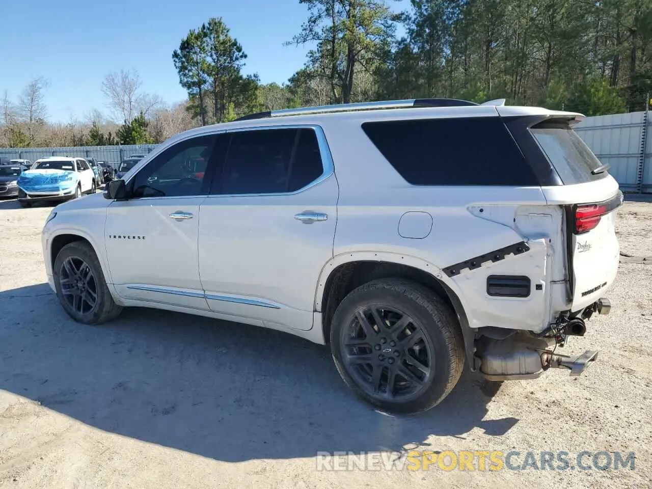 2 Фотография поврежденного автомобиля 1GNEVKKW7NJ181417 CHEVROLET TRAVERSE 2022
