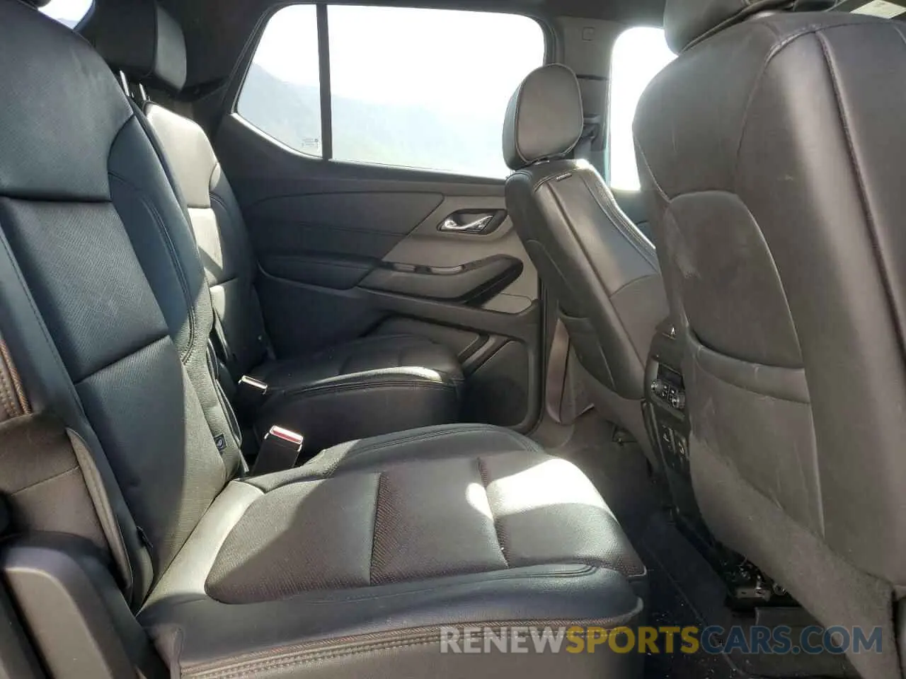 11 Photograph of a damaged car 1GNEVNKW2NJ152134 CHEVROLET TRAVERSE 2022