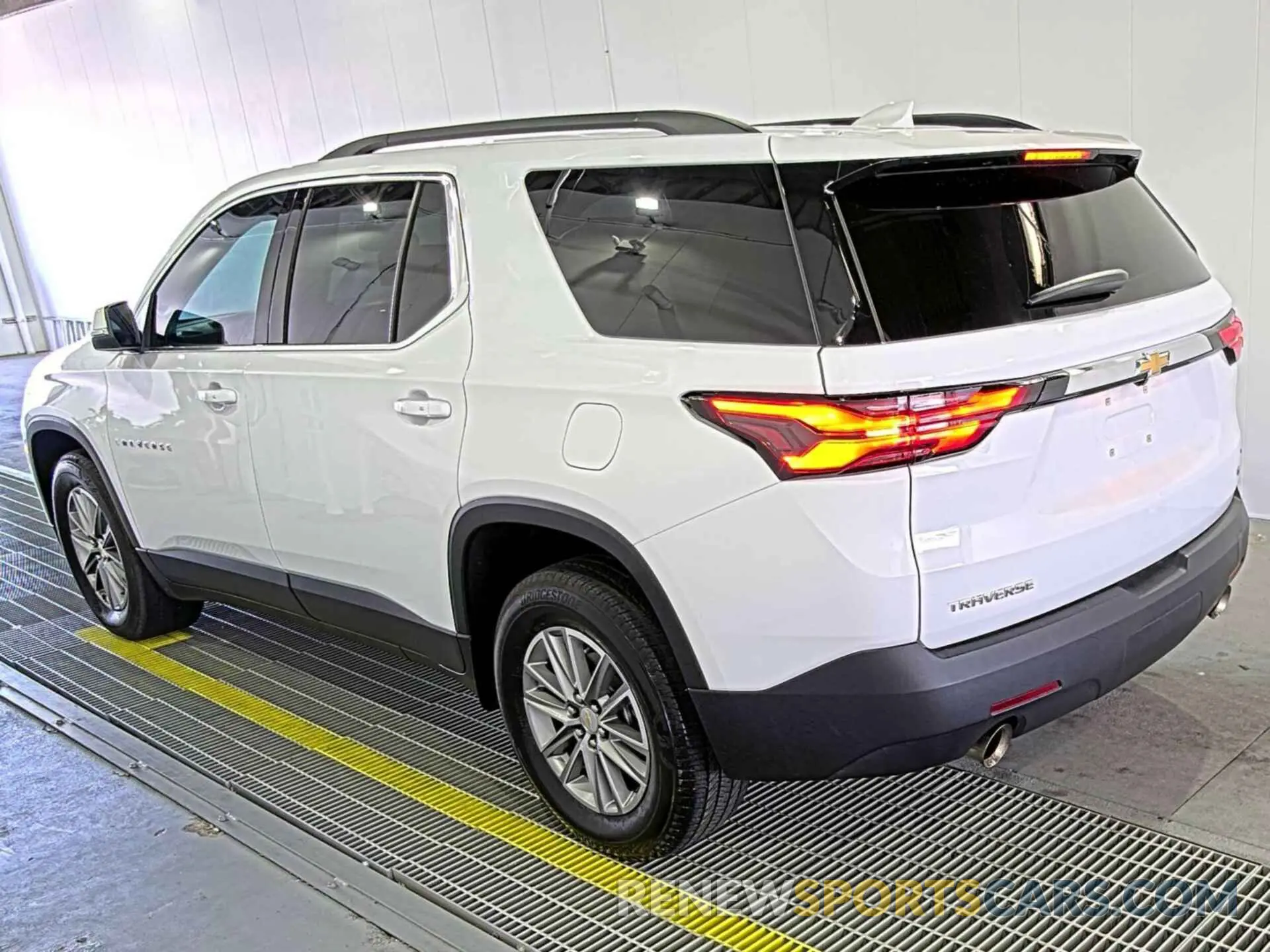8 Photograph of a damaged car 1GNERGKW8PJ211562 CHEVROLET TRAVERSE 2023