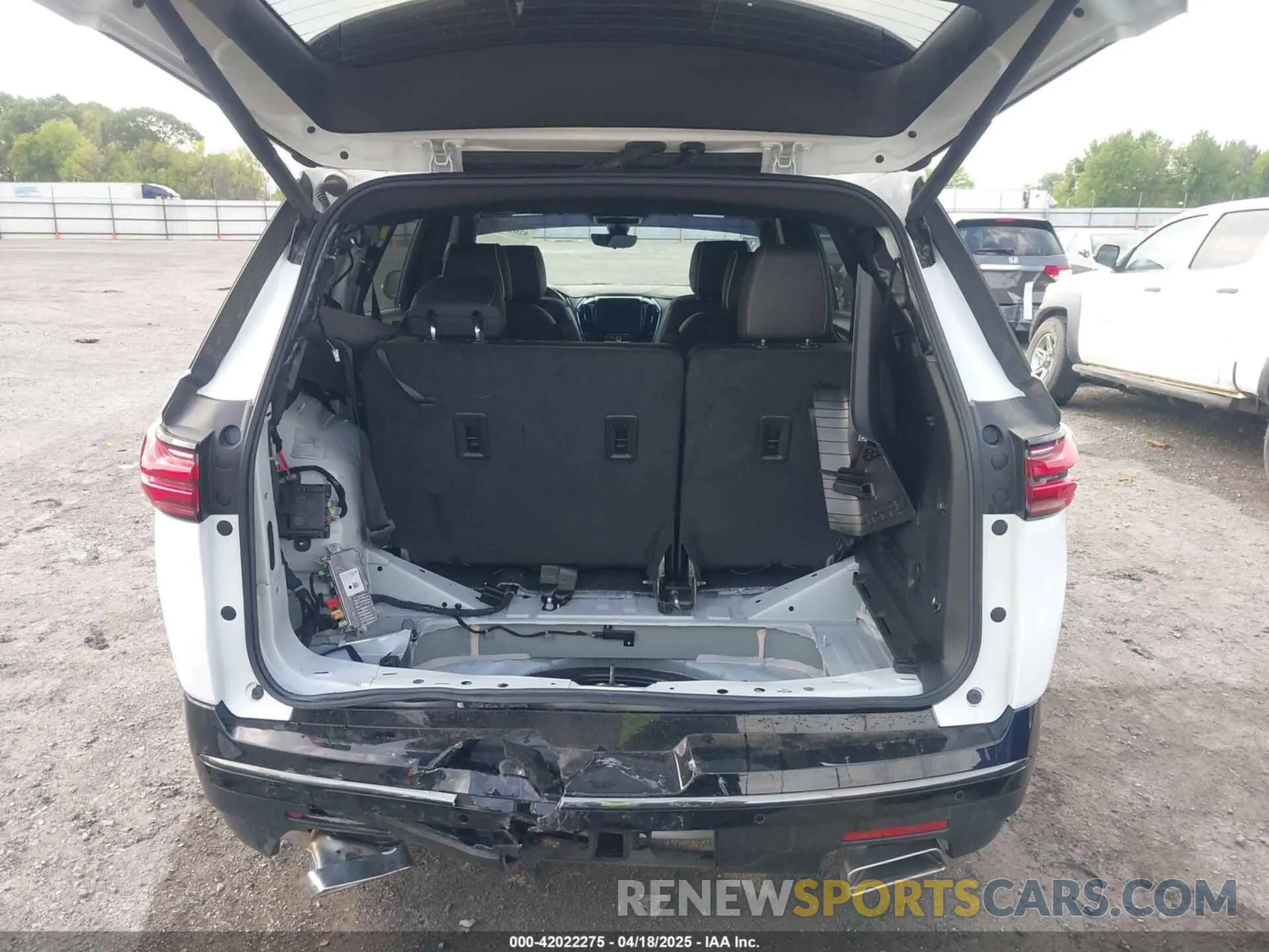 18 Photograph of a damaged car 1GNERKKW1PJ301414 CHEVROLET TRAVERSE 2023