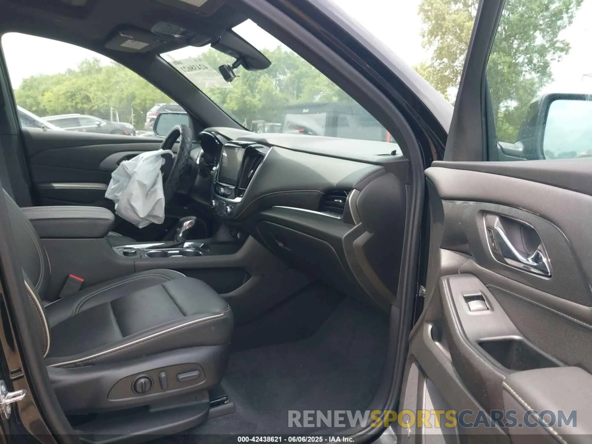 5 Photograph of a damaged car 1GNERKKWXPJ268882 CHEVROLET TRAVERSE 2023