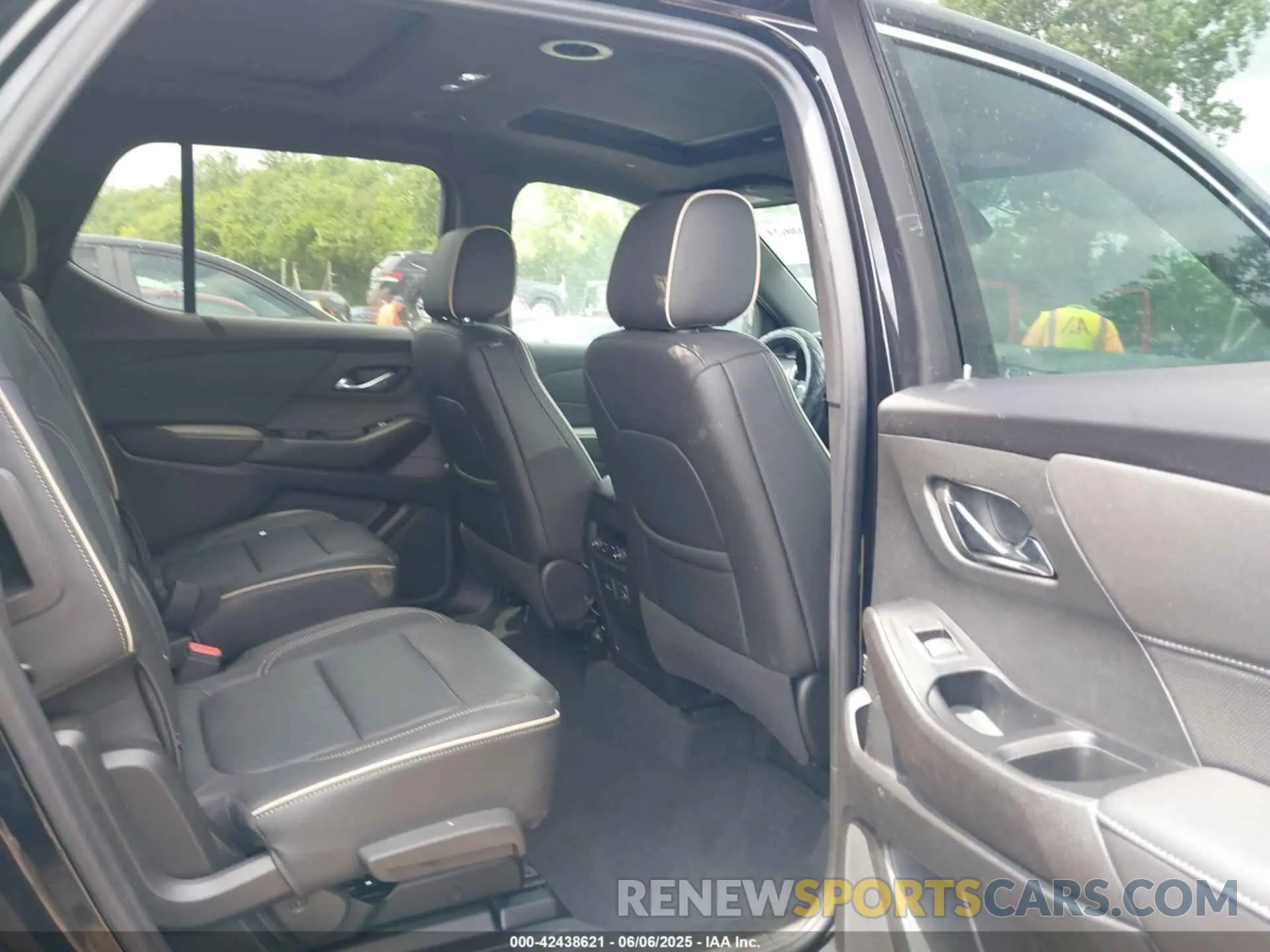 8 Photograph of a damaged car 1GNERKKWXPJ268882 CHEVROLET TRAVERSE 2023