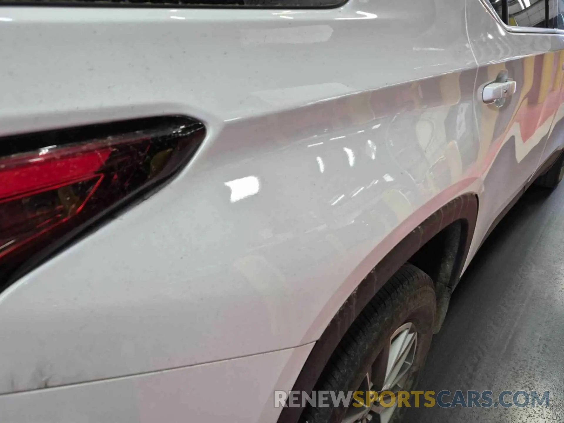 9 Photograph of a damaged car 1GNEVGKW1PJ293369 CHEVROLET TRAVERSE 2023